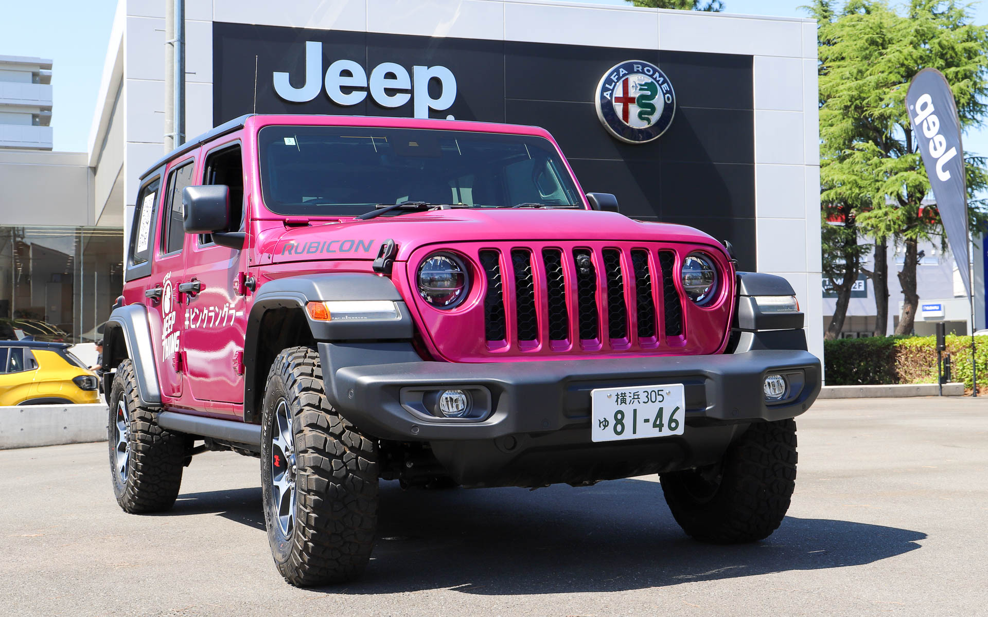ジープ藤沢湘南でオフロード走行をしたピンクラングラー。キャラバンで日本中を走り回っている