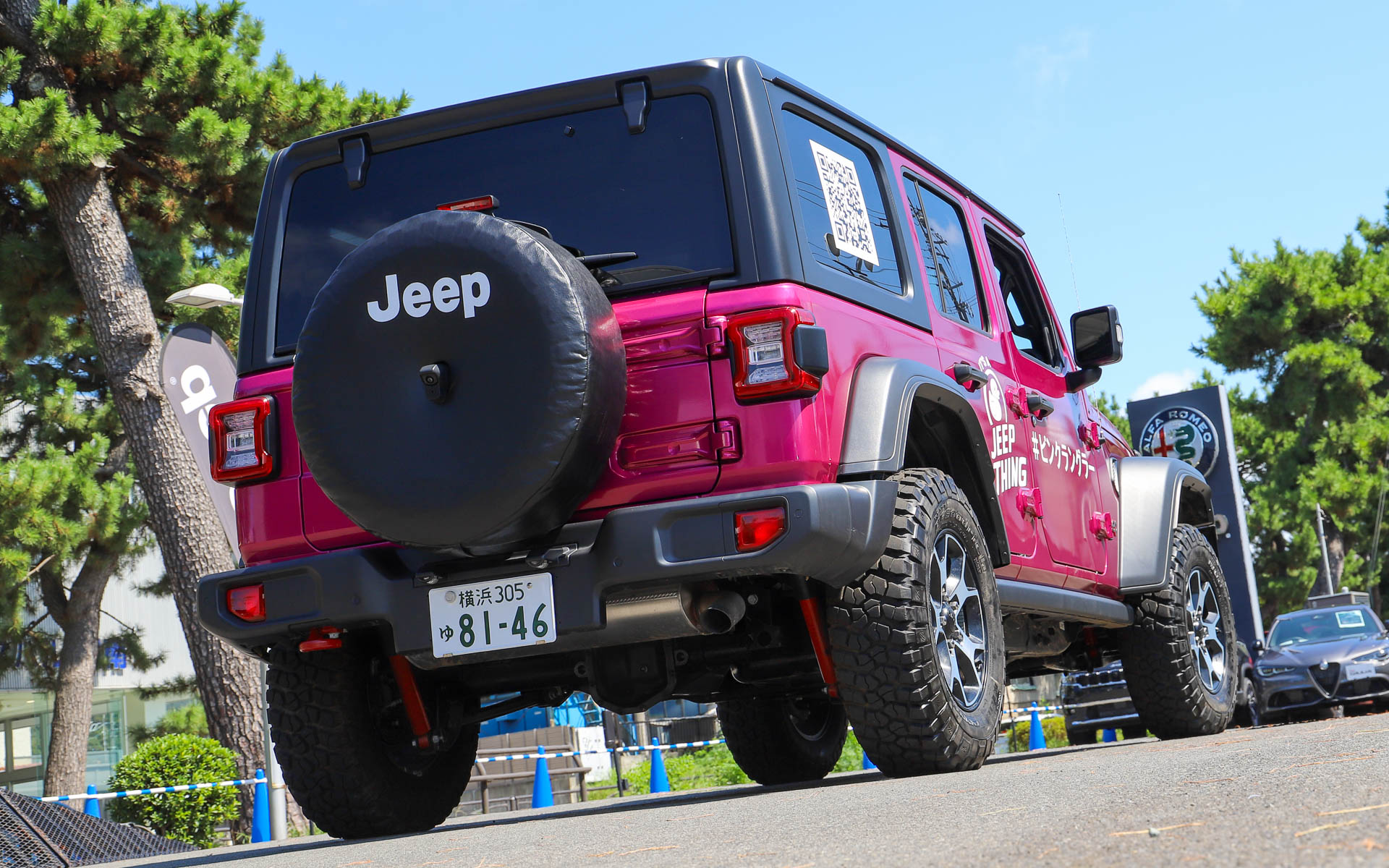 ジープ藤沢湘南でオフロード走行をしたピンクラングラー。キャラバンで日本中を走り回っている