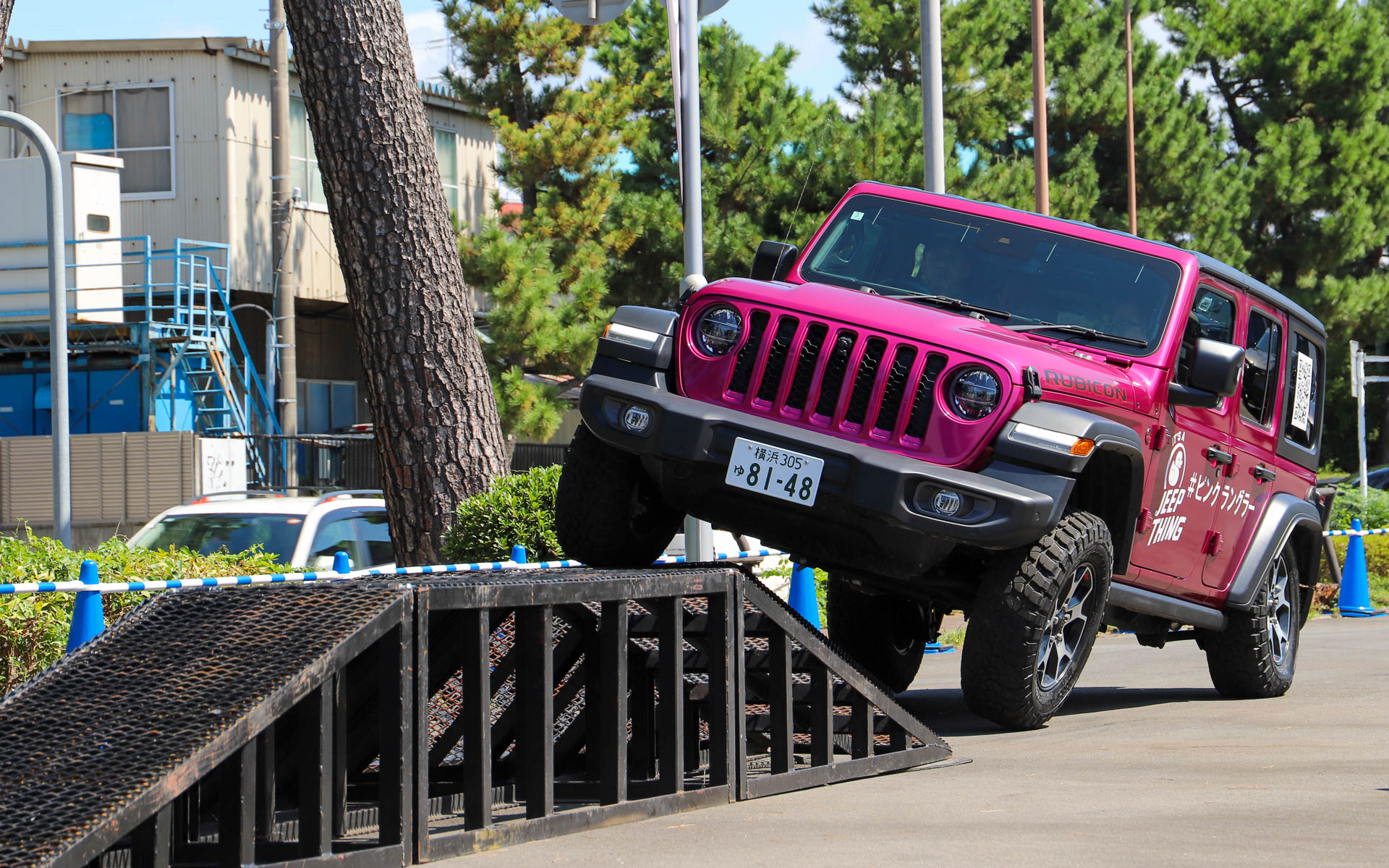 特設モーグルコースを走るピンクラングラー。走行速度は“砂利道でも小石を跳ね上げないくらいの”低速