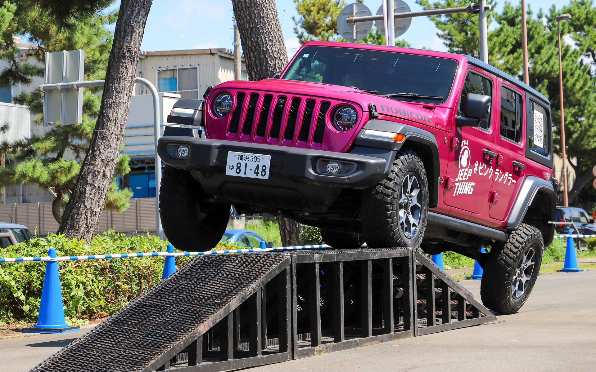 特設モーグルコースを走るピンクラングラー。走行速度は“砂利道でも小石を跳ね上げないくらいの”低速