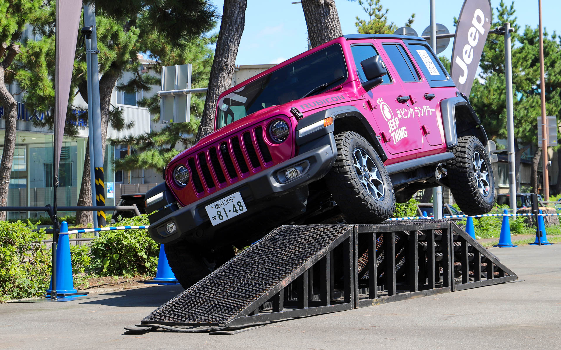 特設モーグルコースを走るピンクラングラー。走行速度は“砂利道でも小石を跳ね上げないくらいの”低速