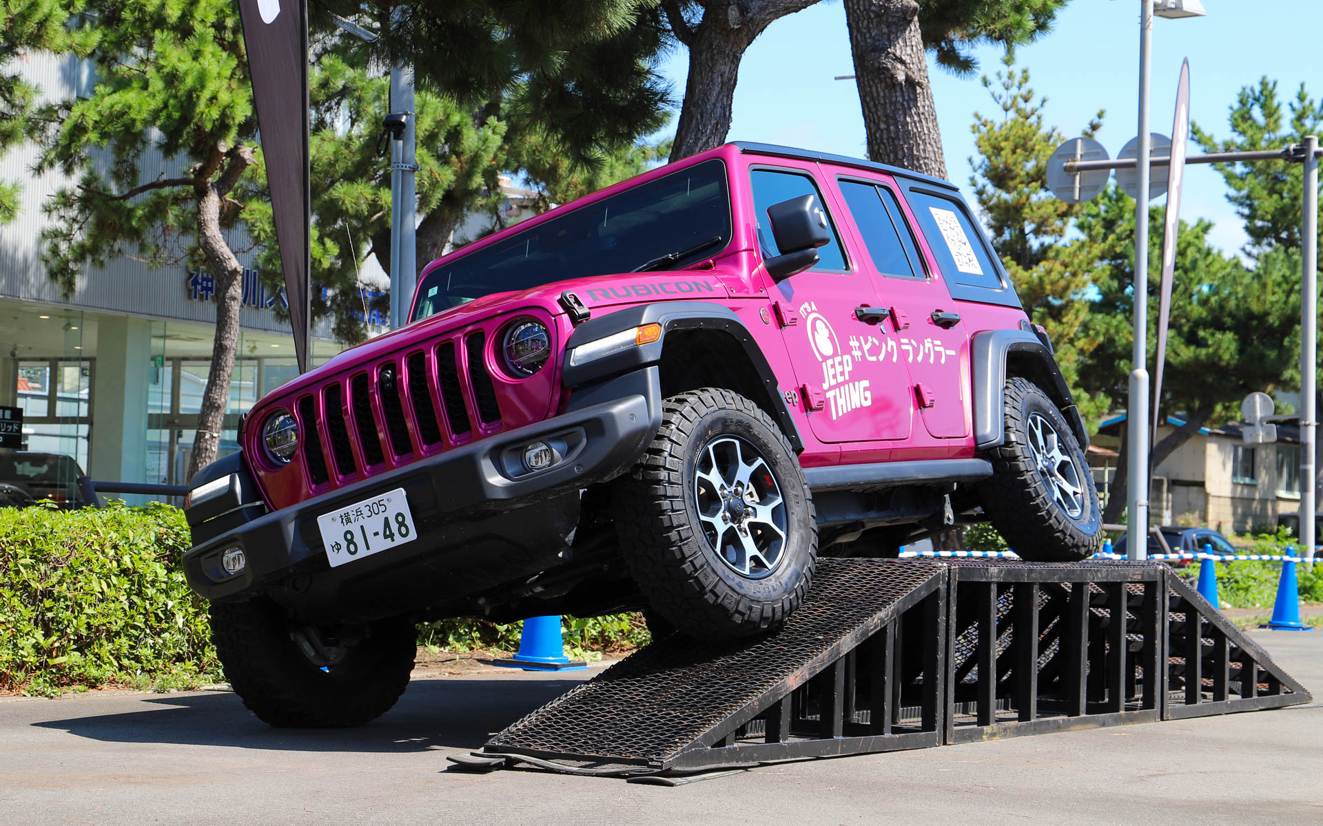 特設モーグルコースを走るピンクラングラー。走行速度は“砂利道でも小石を跳ね上げないくらいの”低速