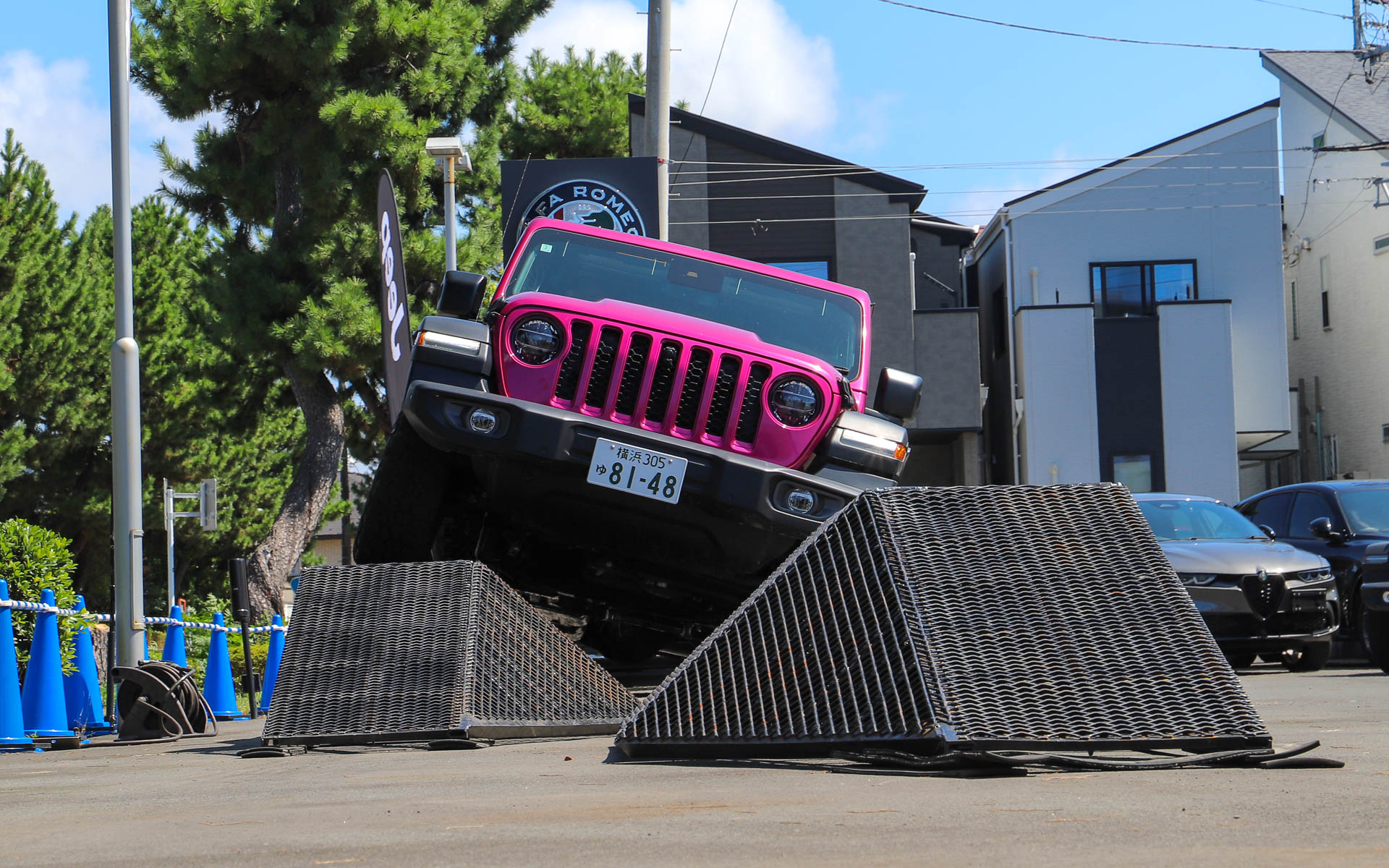 ギヤを4Lに入れて、アクセルは踏まずに基本はクリープのみで走る。ブレーキは必要に応じて踏む場合もあるものの、ほぼステアリング操作のみで走り抜く