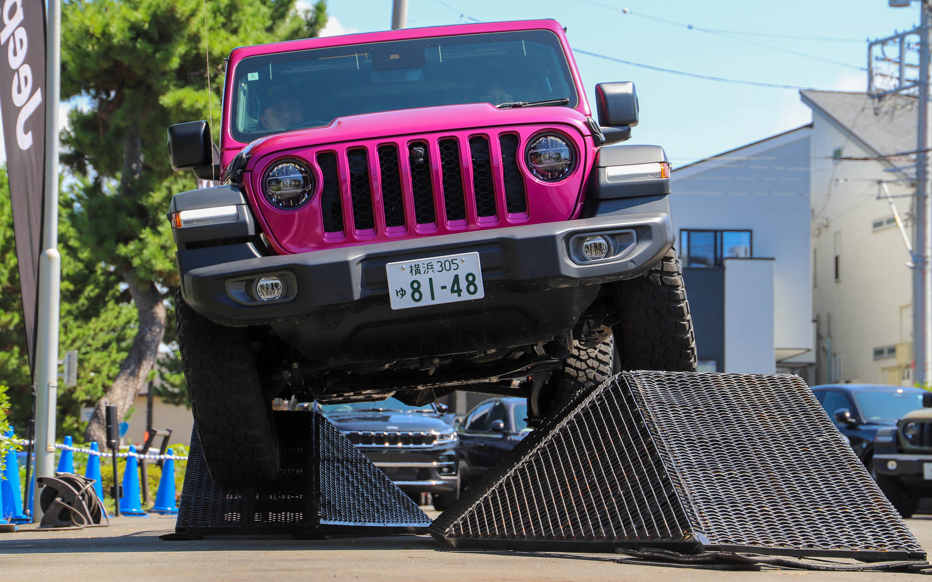 ギヤを4Lに入れて、アクセルは踏まずに基本はクリープのみで走る。ブレーキは必要に応じて踏む場合もあるものの、ほぼステアリング操作のみで走り抜く