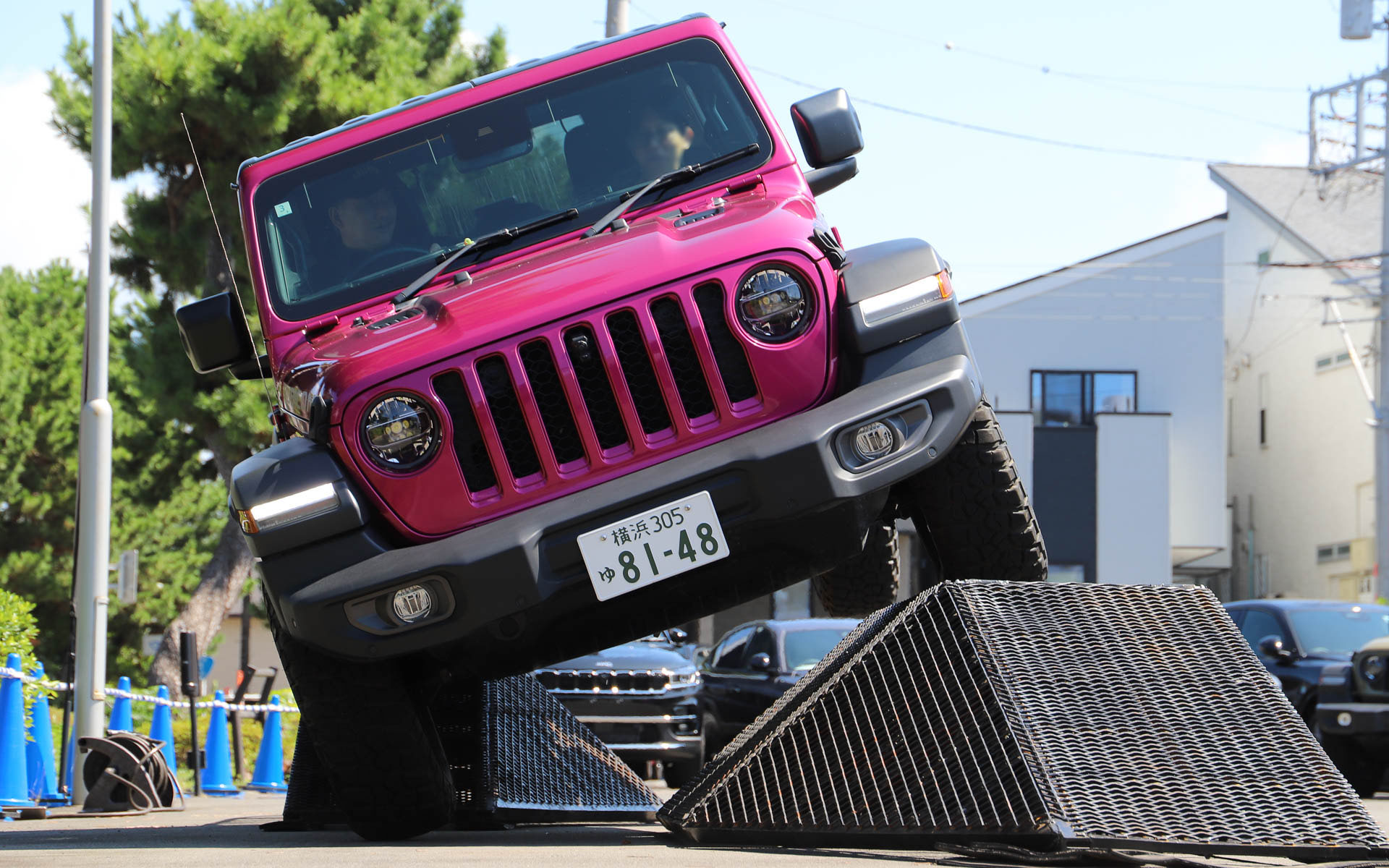 ギヤを4Lに入れて、アクセルは踏まずに基本はクリープのみで走る。ブレーキは必要に応じて踏む場合もあるものの、ほぼステアリング操作のみで走り抜く