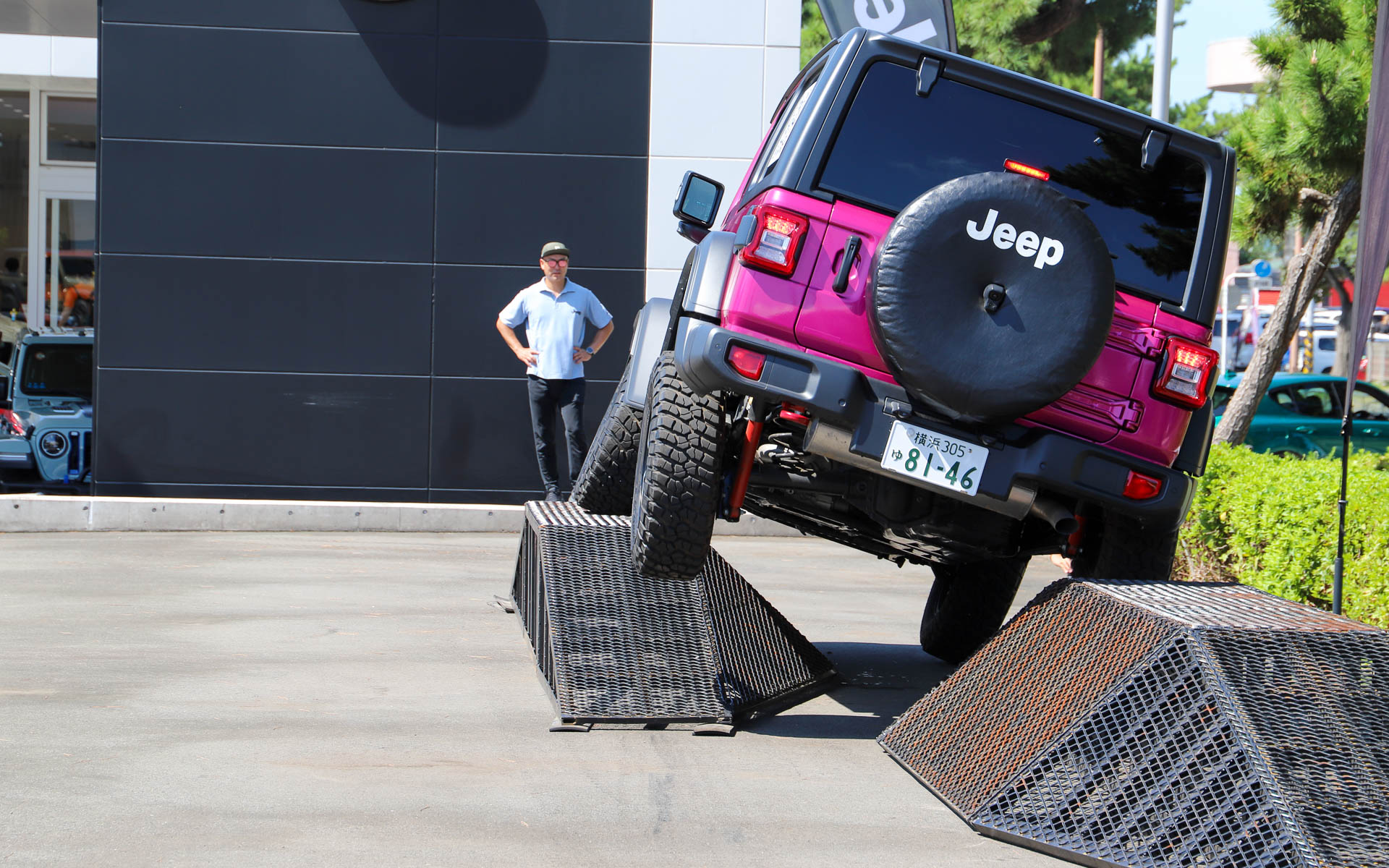 左リアタイヤが浮き、右フロントタイヤが接地する瞬間がこの体験会のハイライト。接地の際は大きな音も衝撃もないが、傾く勢いで車内はまるでアトラクション