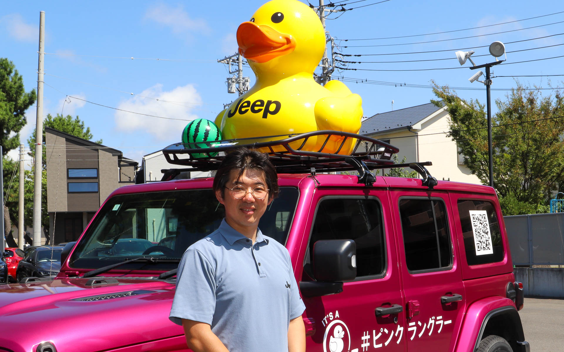 ジープ藤沢湘南 支店長 Stellantis認定エキスパートセールス 佐藤雅俊氏。「海に近く、いい意味でフランクなお店です。どうしても輸入車のお店ってかしこまっている、行きづらいと感じる方も多いと思いますが、ジープを体験するだけ、遊びにくるだけで構いません。ご来店を笑顔でお待ちしていますので、ぜひ軽い気持ちでお立ち寄りください」と店舗をPR