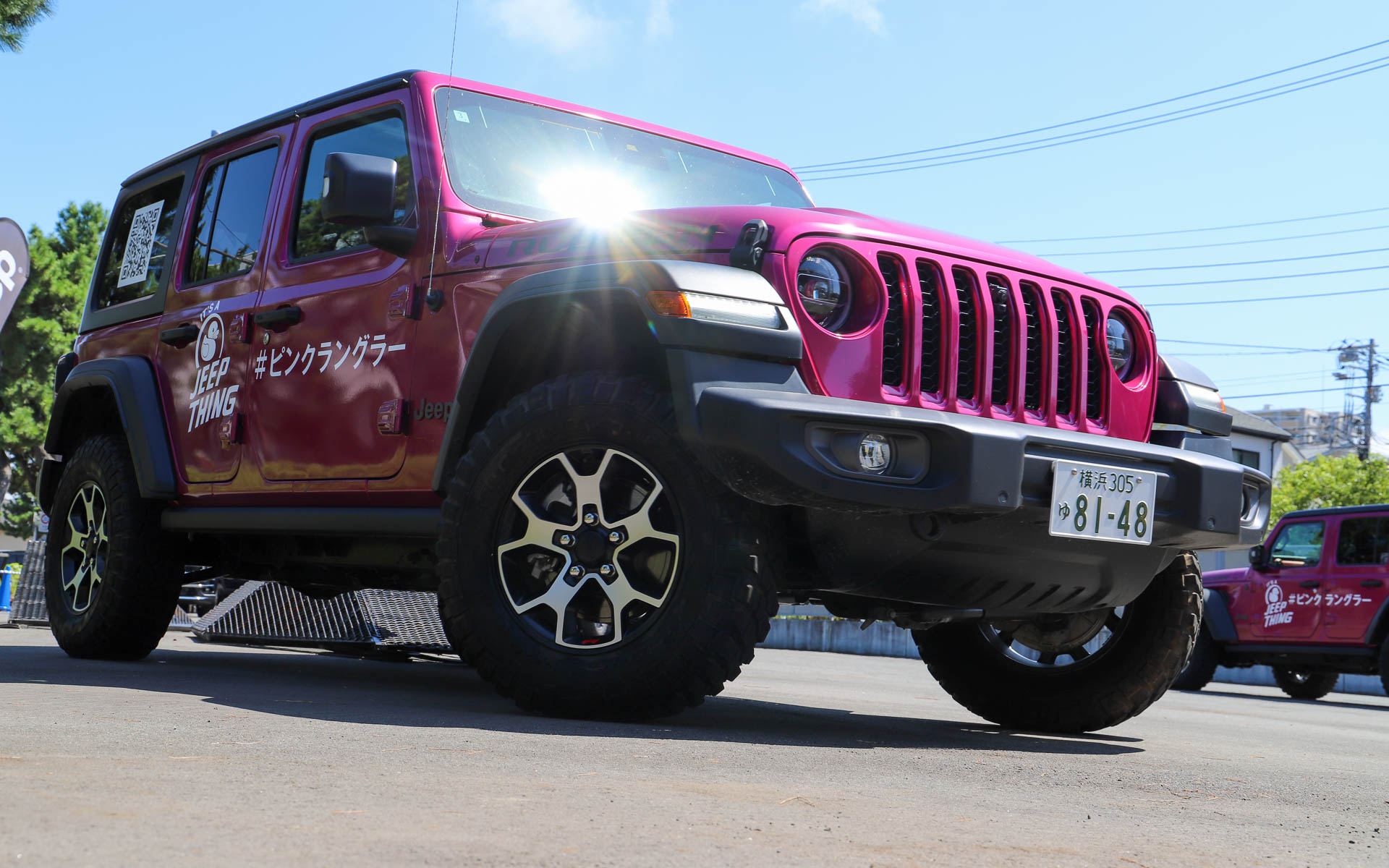 とにかく目立つカラーのピンクでラングラーをフルラッピング