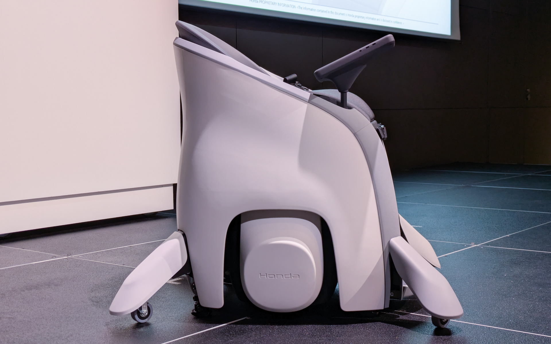 ローポジション時のボディサイズは787×662×710mm（全長×全幅×全高）。重量は80kg。乗員最大重量は110kg。最高速度は6km/hだが、安全性を考慮して4.5km/h、3km/h、1.5km/hの3段階設定となっている。走行時はハイポジションへと変形する