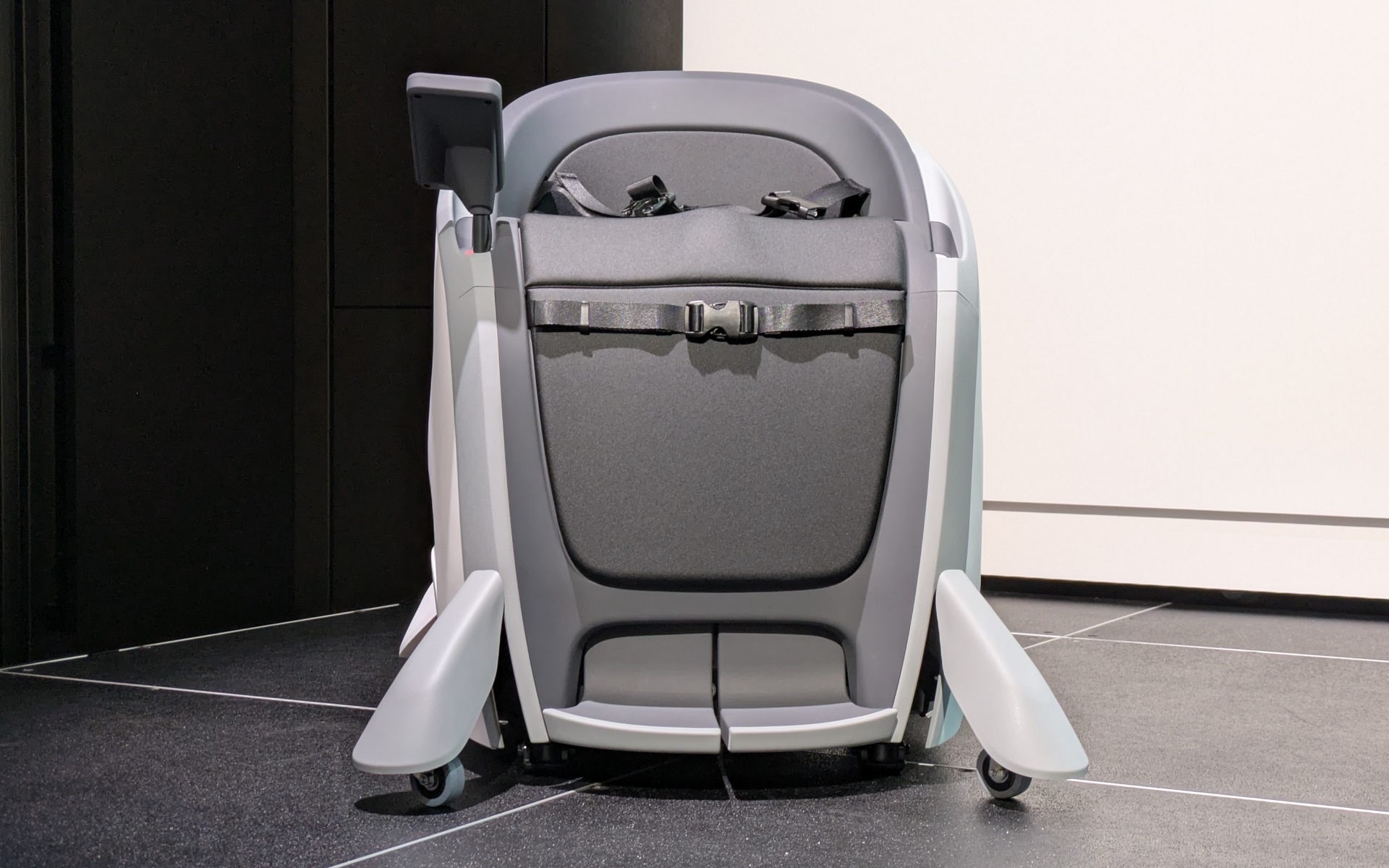 ローポジション時のボディサイズは787×662×710mm（全長×全幅×全高）。重量は80kg。乗員最大重量は110kg。最高速度は6km/hだが、安全性を考慮して4.5km/h、3km/h、1.5km/hの3段階設定となっている。走行時はハイポジションへと変形する