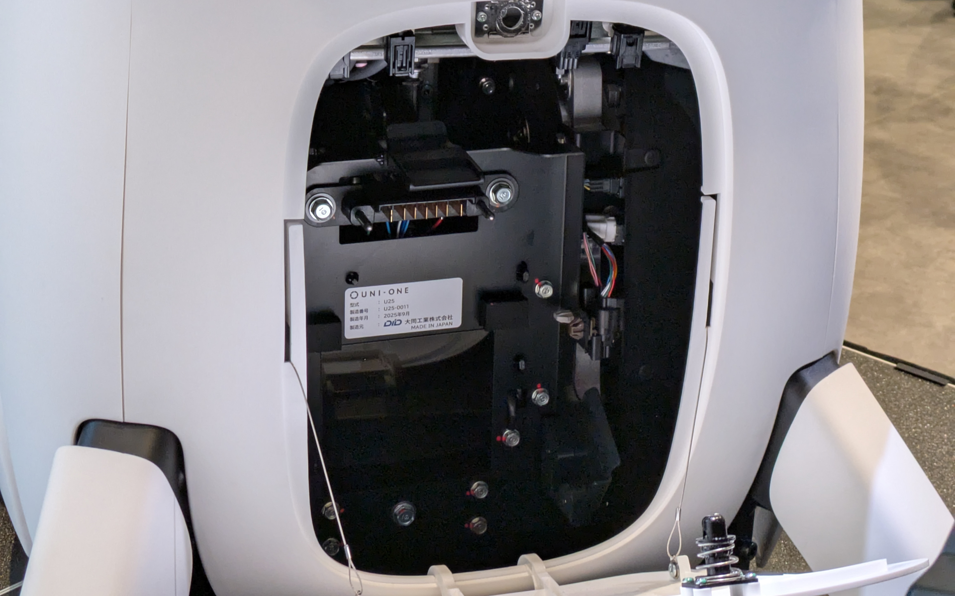 背面に脱着式のリチウムイオンバッテリを搭載する。ホンダは脱着式リチウムイオンバッテリ「モバイルパワーパックe:」もラインアップしているが、UNI-ONEには大きすぎたため利用を断念したという