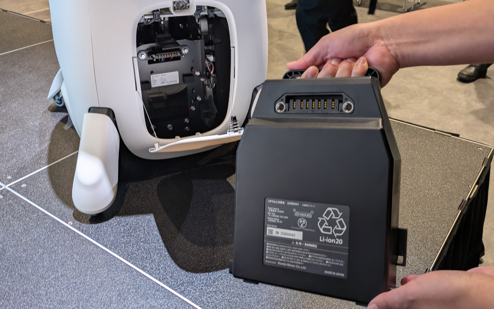 背面に脱着式のリチウムイオンバッテリを搭載する。ホンダは脱着式リチウムイオンバッテリ「モバイルパワーパックe:」もラインアップしているが、UNI-ONEには大きすぎたため利用を断念したという