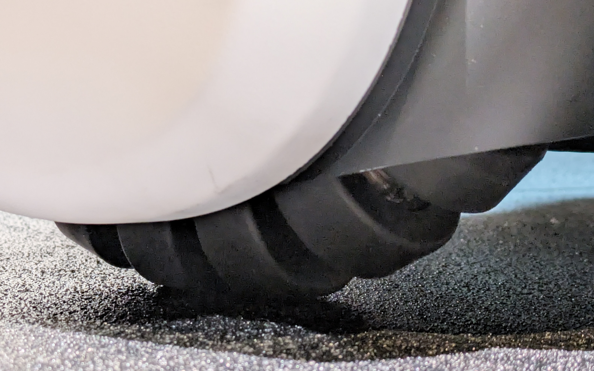 ロボティクス研究から生まれた、前後・左右・斜めと360度自由自在に移動できるホンダ独自の車輪機構「Omni Traction Drive System（オムニ トラクション ドライブ システム）」を採用している