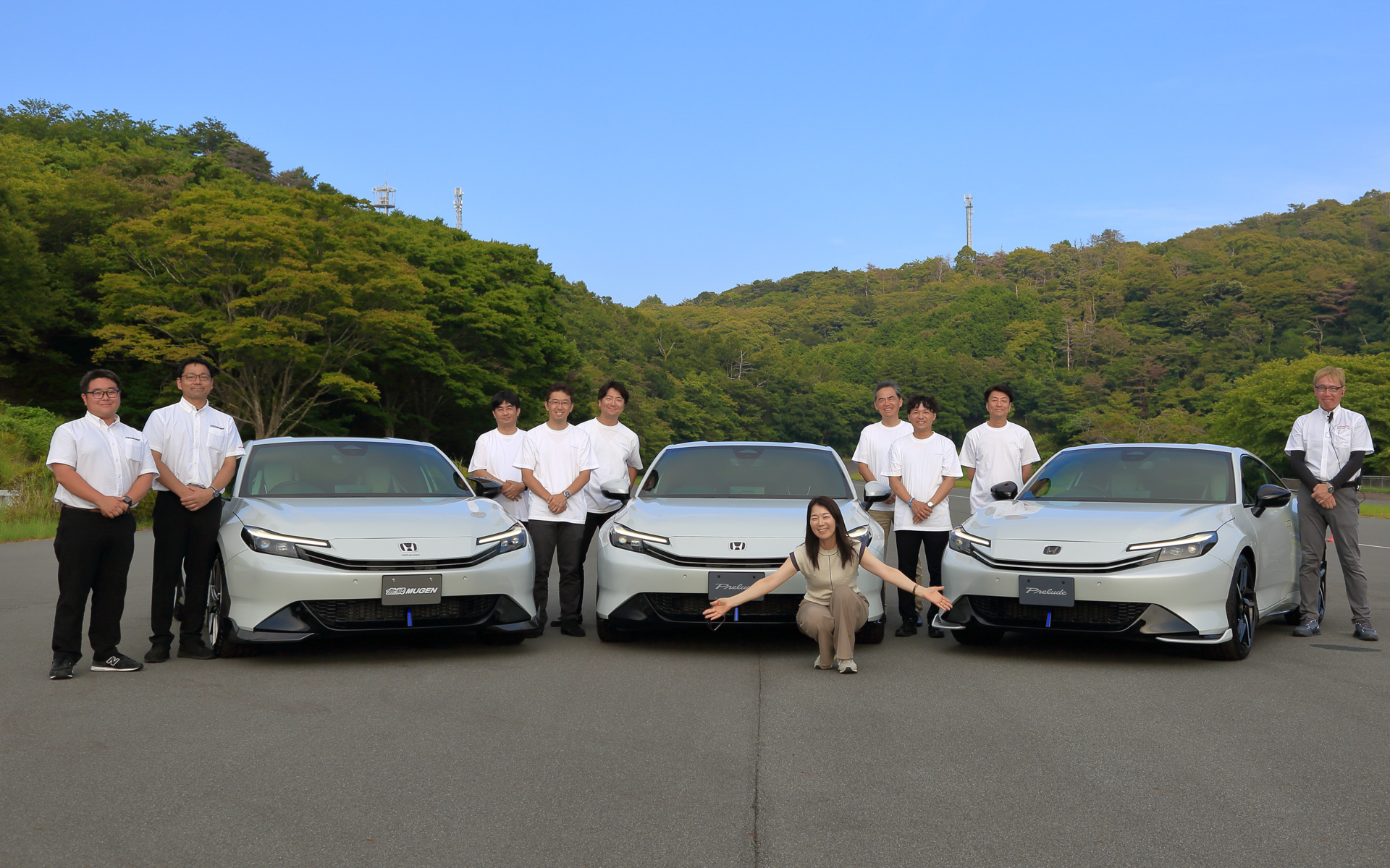 伊豆のクローズドコースで開催された試乗会で、その日対応してくださった開発チームの皆さんと記念にパチリ。中央がノーマルモデル、右がホンダアクセス、左が無限の純正アクセサリー装着モデルです