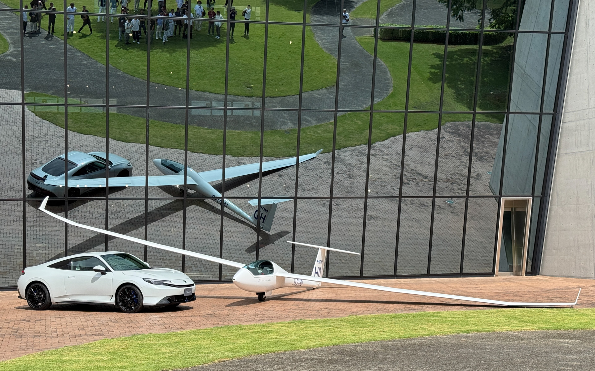 グライダーって、なんとなくのイメージしかなかったのですが、初めて近くで実物を見ることができ、こんなにタイトなんだ〜とビックリ。コクピットにも座らせてもらいました