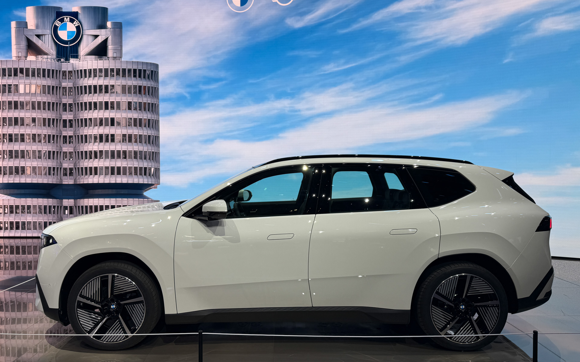 SDV車両として登場した新型「iX3」