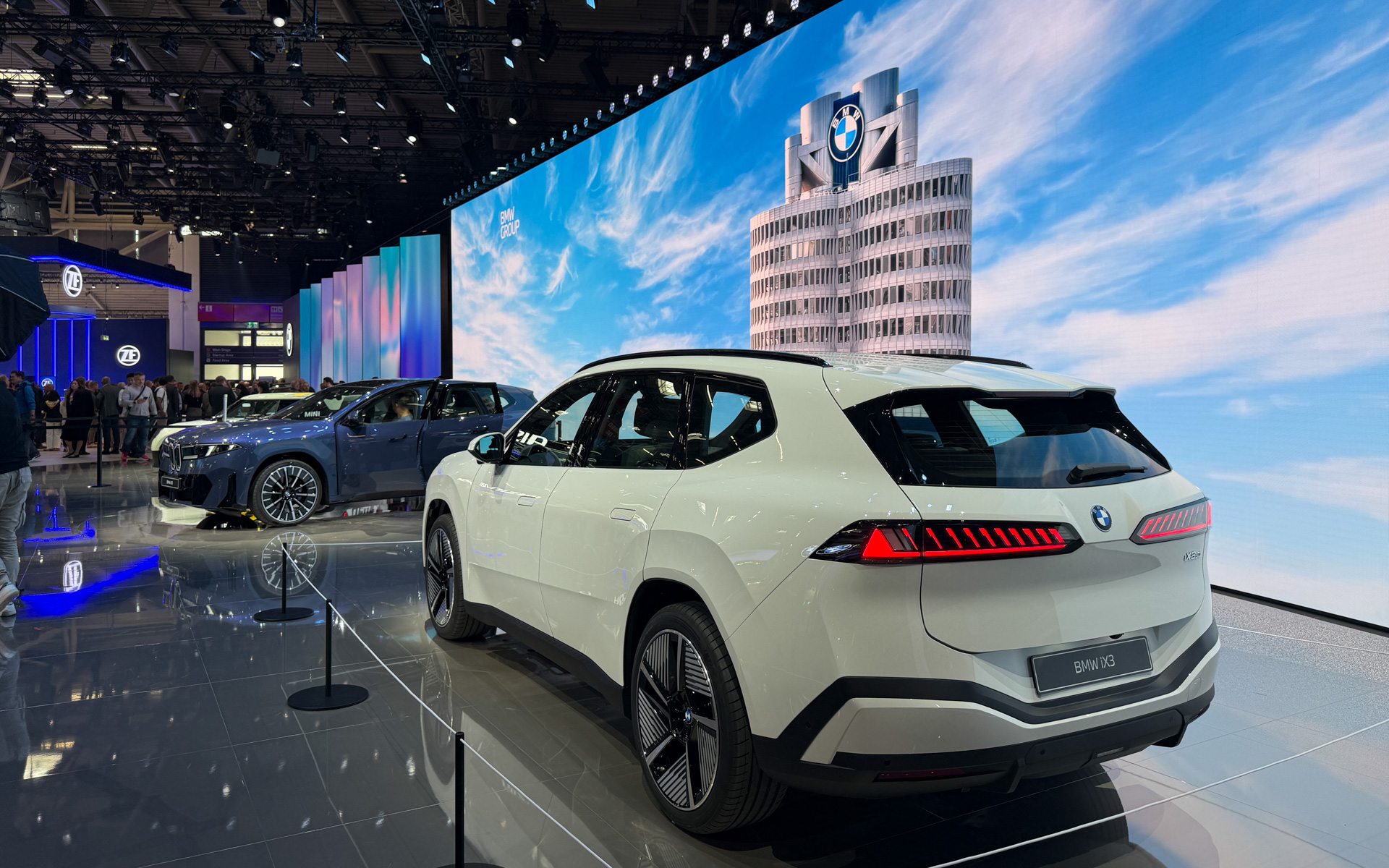 SDV車両として登場した新型「iX3」