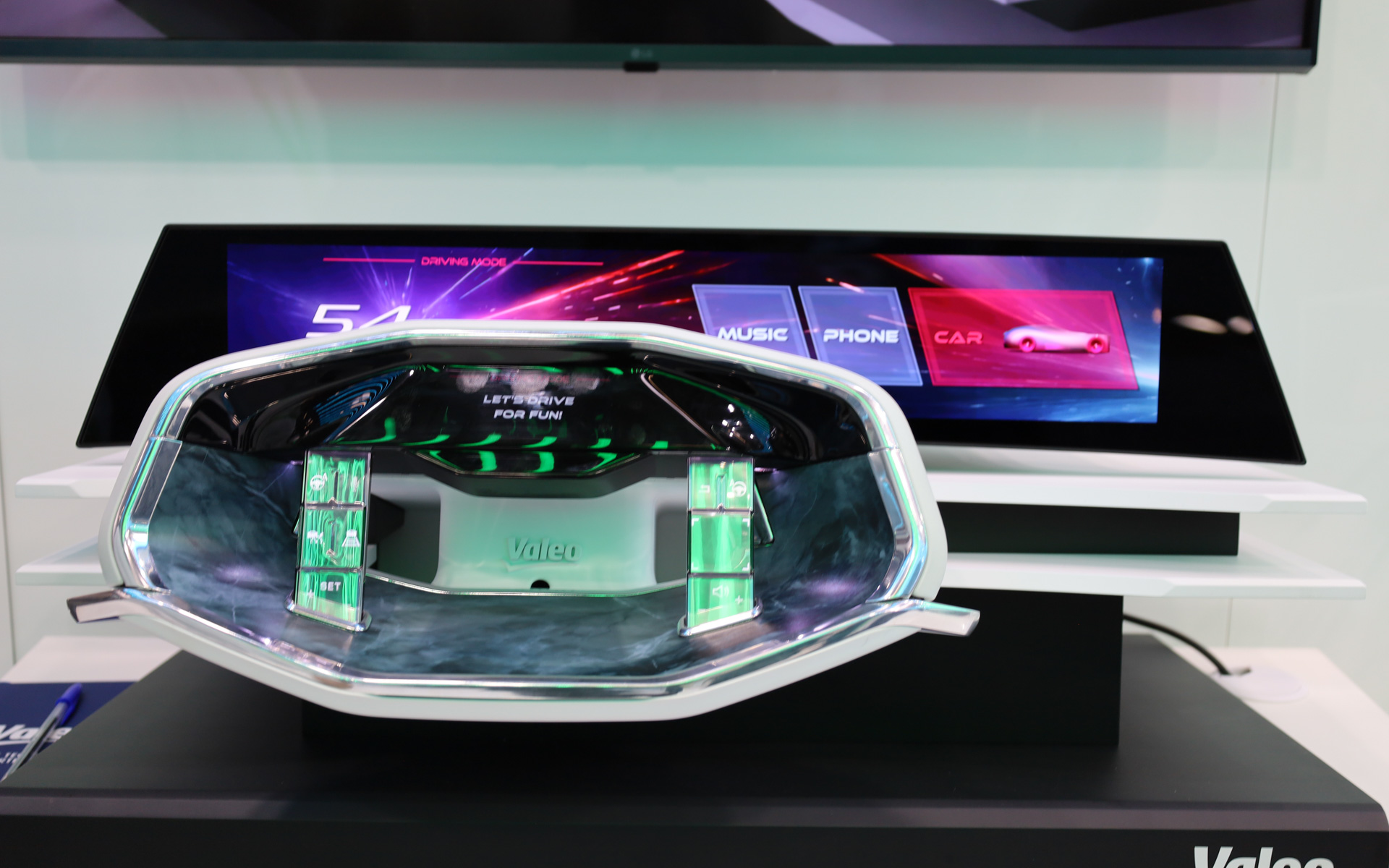 同会場で世界初公開された自動運転時代のステアリングの提案