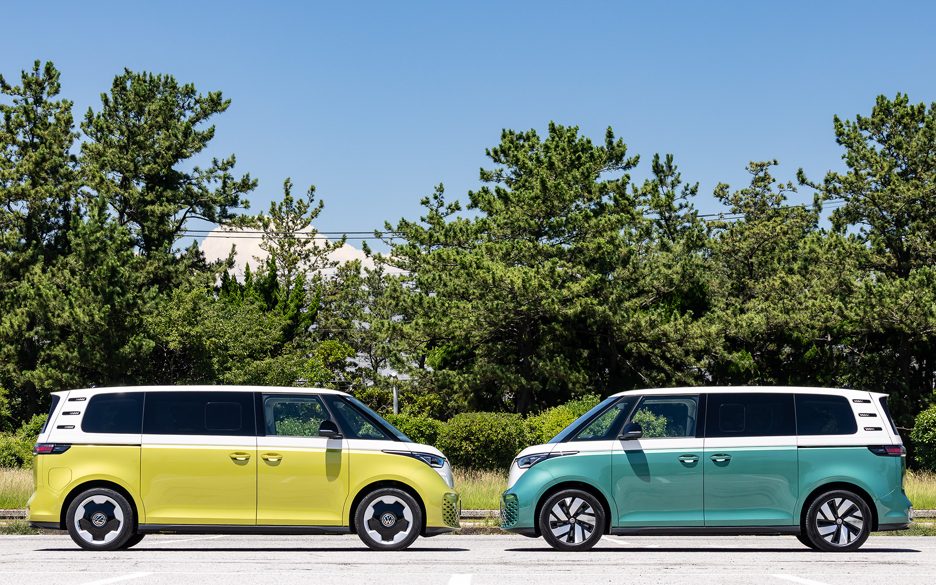 今回はID.Buzzのロングホイールベース仕様で2-3-2レイアウトの「Pro Long Wheelbase」（997万9000円/写真左）と、スタンダードホイールベース仕様で2-2-2レイアウトの「Pro」（888万9000円/写真右）を乗り比べてみた