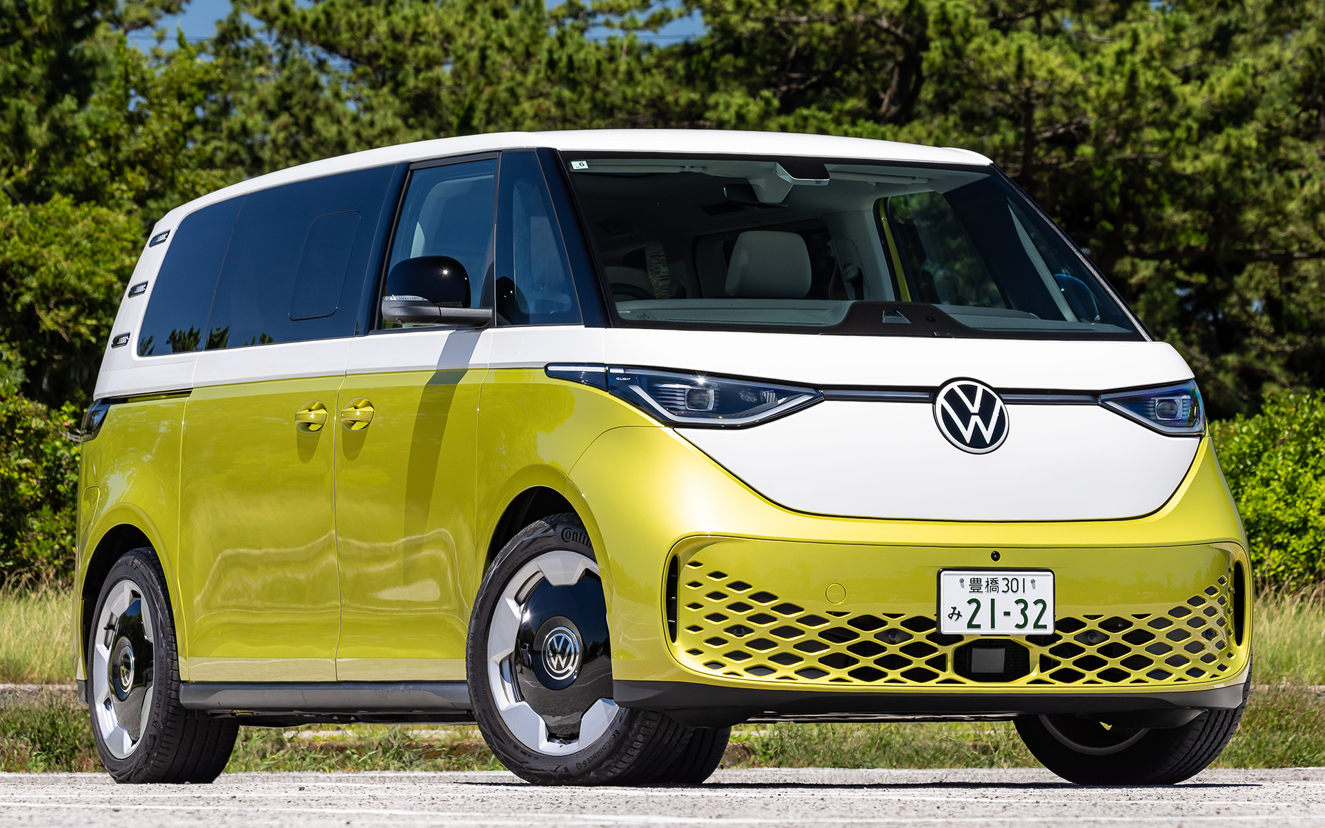 写真の「Pro Long Wheelbase」のボディサイズは4965×1985×1925mm（全長×全幅×全高）でホイールベースは3240mm。「Pro」のボディサイズは4715×1985×1925mm（全長×全幅×全高）でホイールベースは2990mm