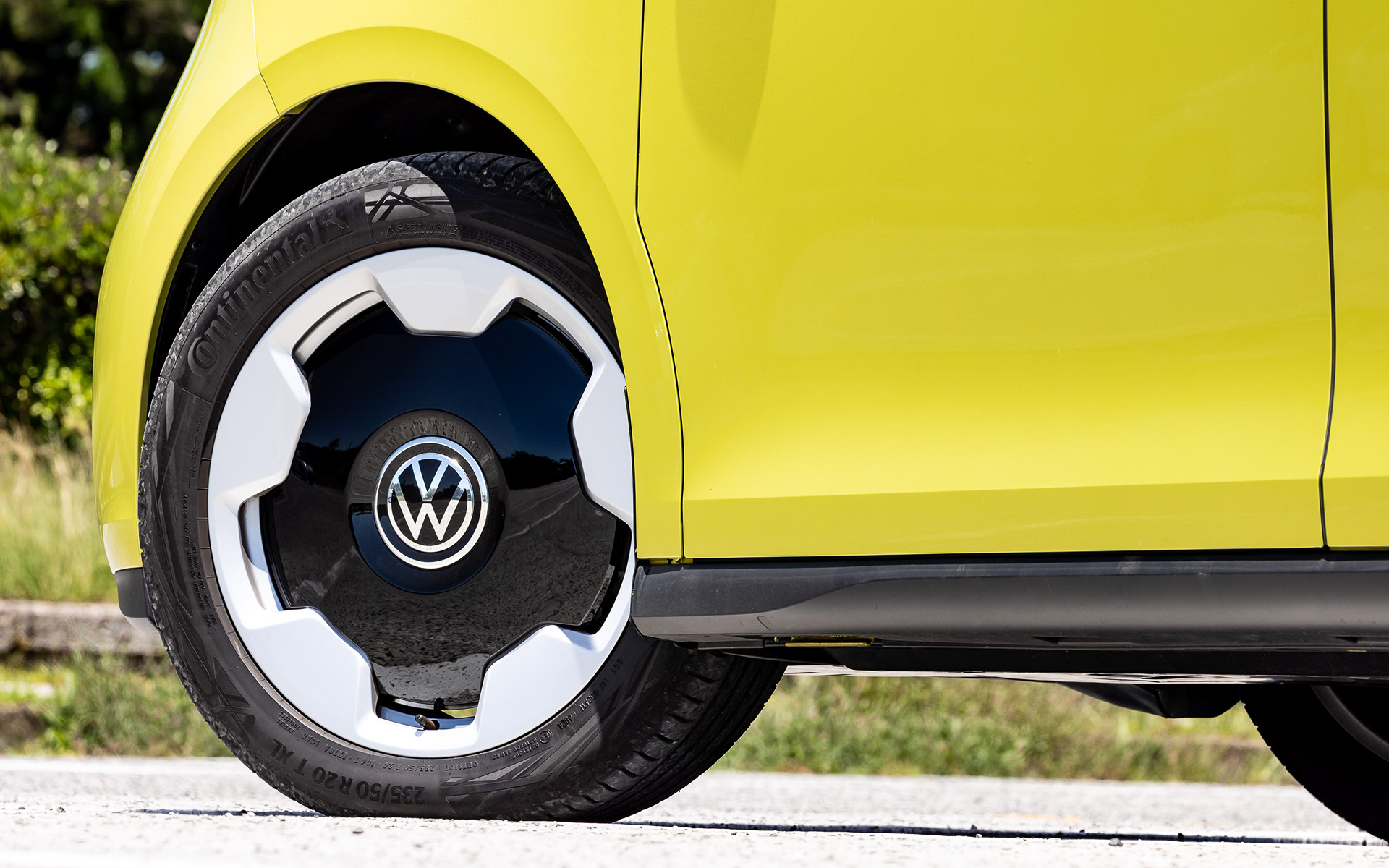 写真の「Pro Long Wheelbase」ではフロント235/50R20、リア265/45R20サイズを、「Pro」ではフロント235/55R19、リア255/50R19とモデルによってサイズが異なる