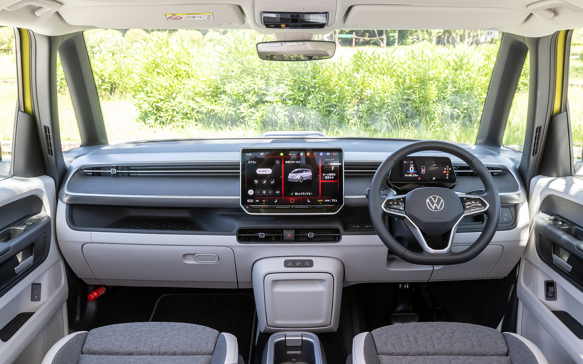 「Pro Long Wheelbase」のインテリア。ワンタッチ操作で遮光が可能なパノラマガラスルーフやプレミアムサウンドシステム“Harman Kardon”を組み合わせた「ラグジュアリーパッケージ」（29万7000円）を装着する。走行モードは「エコ」「コンフォート」「スポーツ」「カスタム」から選択可能