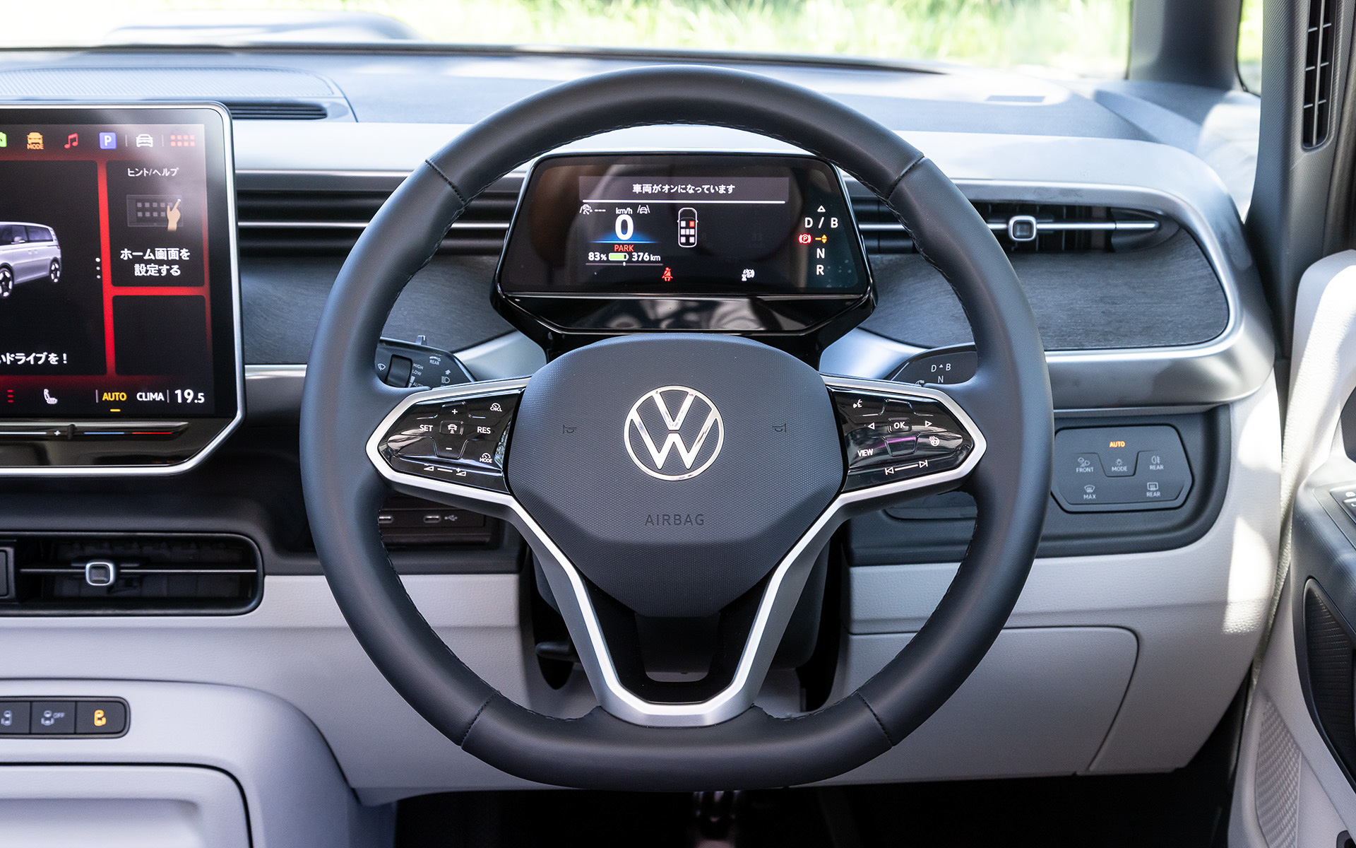 「Pro Long Wheelbase」のインテリア。ワンタッチ操作で遮光が可能なパノラマガラスルーフやプレミアムサウンドシステム“Harman Kardon”を組み合わせた「ラグジュアリーパッケージ」（29万7000円）を装着する。走行モードは「エコ」「コンフォート」「スポーツ」「カスタム」から選択可能