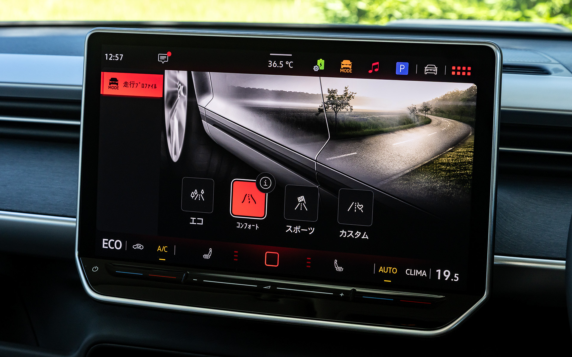 「Pro Long Wheelbase」のインテリア。ワンタッチ操作で遮光が可能なパノラマガラスルーフやプレミアムサウンドシステム“Harman Kardon”を組み合わせた「ラグジュアリーパッケージ」（29万7000円）を装着する。走行モードは「エコ」「コンフォート」「スポーツ」「カスタム」から選択可能