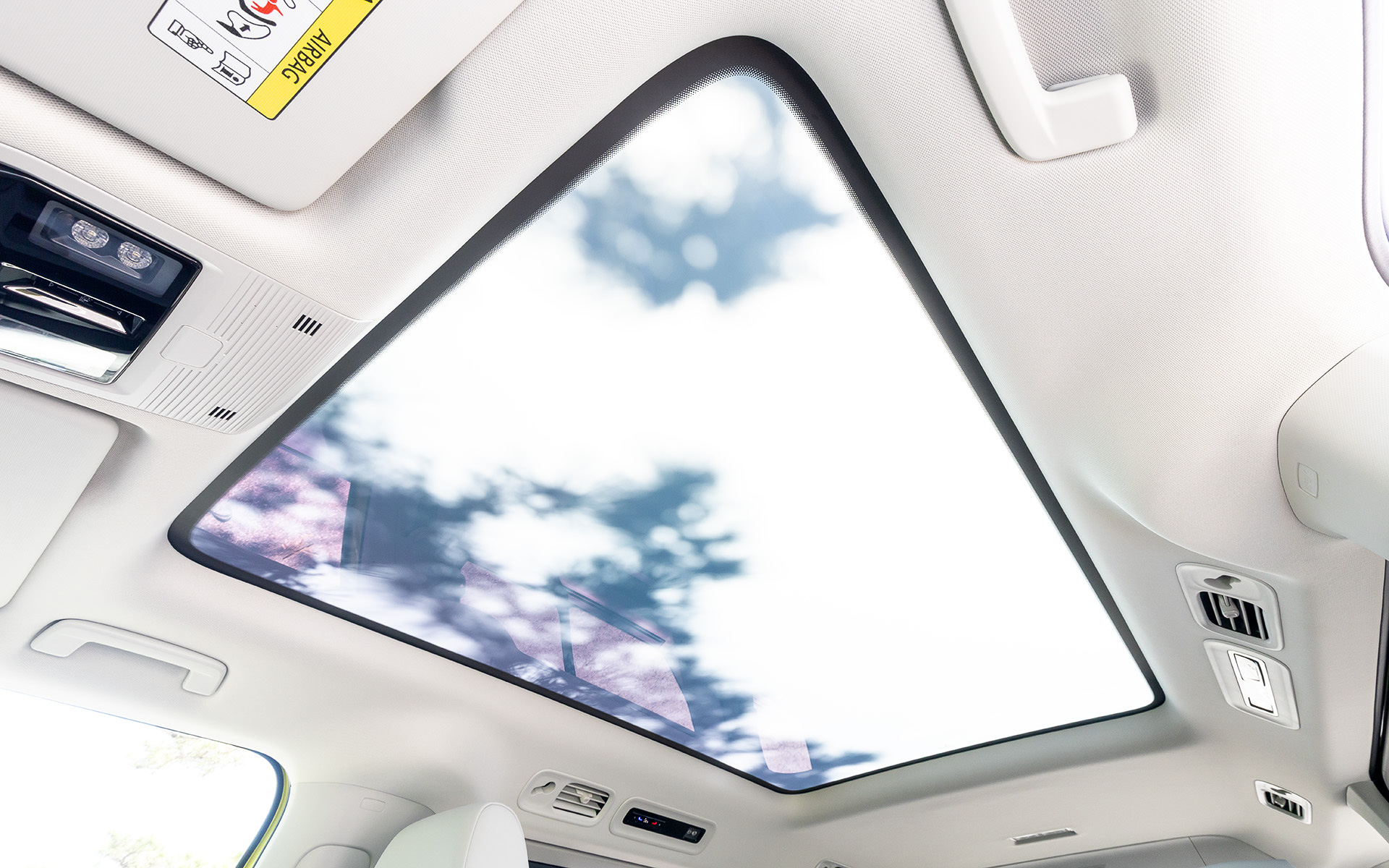 「Pro Long Wheelbase」のインテリア。ワンタッチ操作で遮光が可能なパノラマガラスルーフやプレミアムサウンドシステム“Harman Kardon”を組み合わせた「ラグジュアリーパッケージ」（29万7000円）を装着する。走行モードは「エコ」「コンフォート」「スポーツ」「カスタム」から選択可能