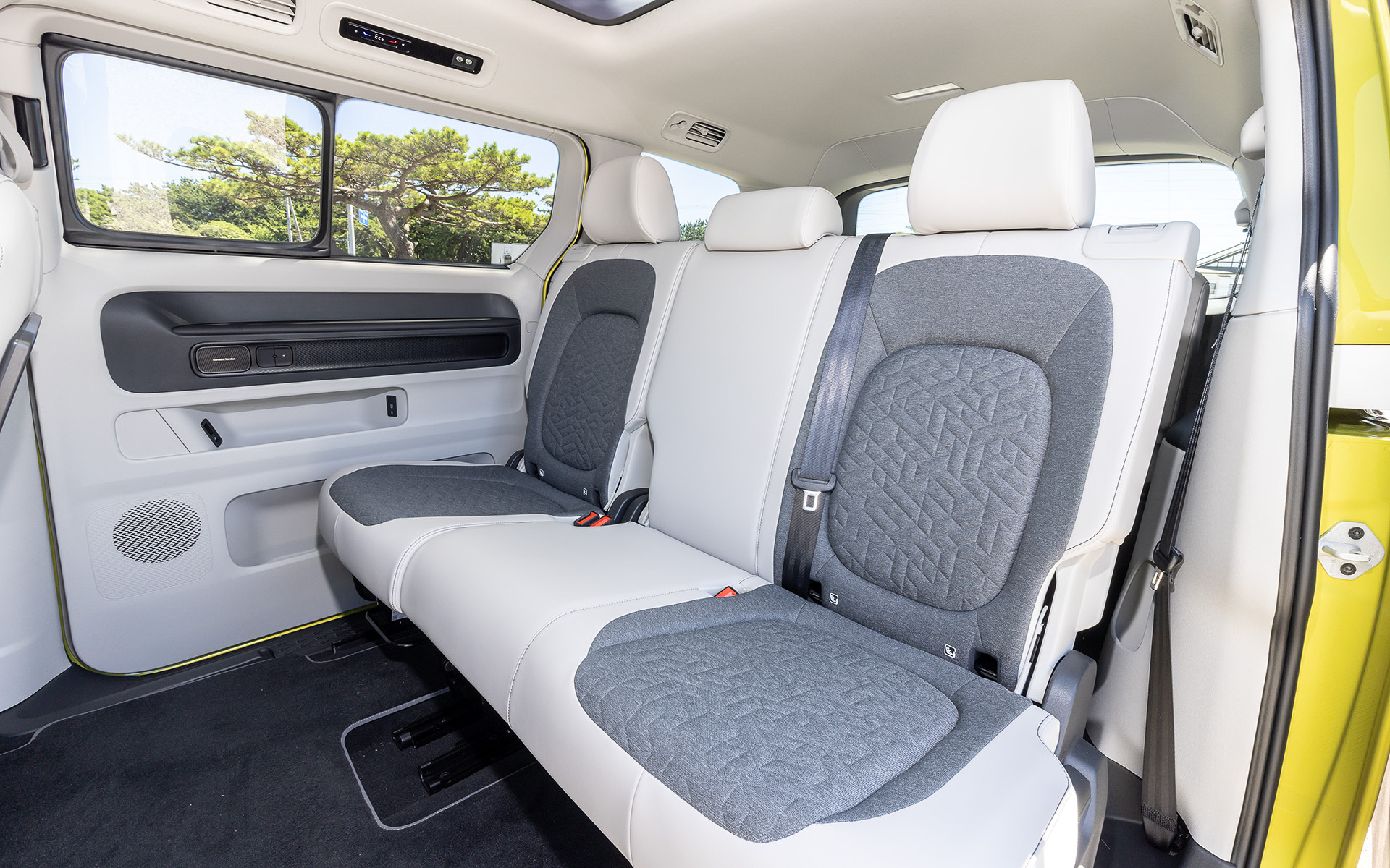 「Pro Long Wheelbase」のインテリア。ワンタッチ操作で遮光が可能なパノラマガラスルーフやプレミアムサウンドシステム“Harman Kardon”を組み合わせた「ラグジュアリーパッケージ」（29万7000円）を装着する。走行モードは「エコ」「コンフォート」「スポーツ」「カスタム」から選択可能