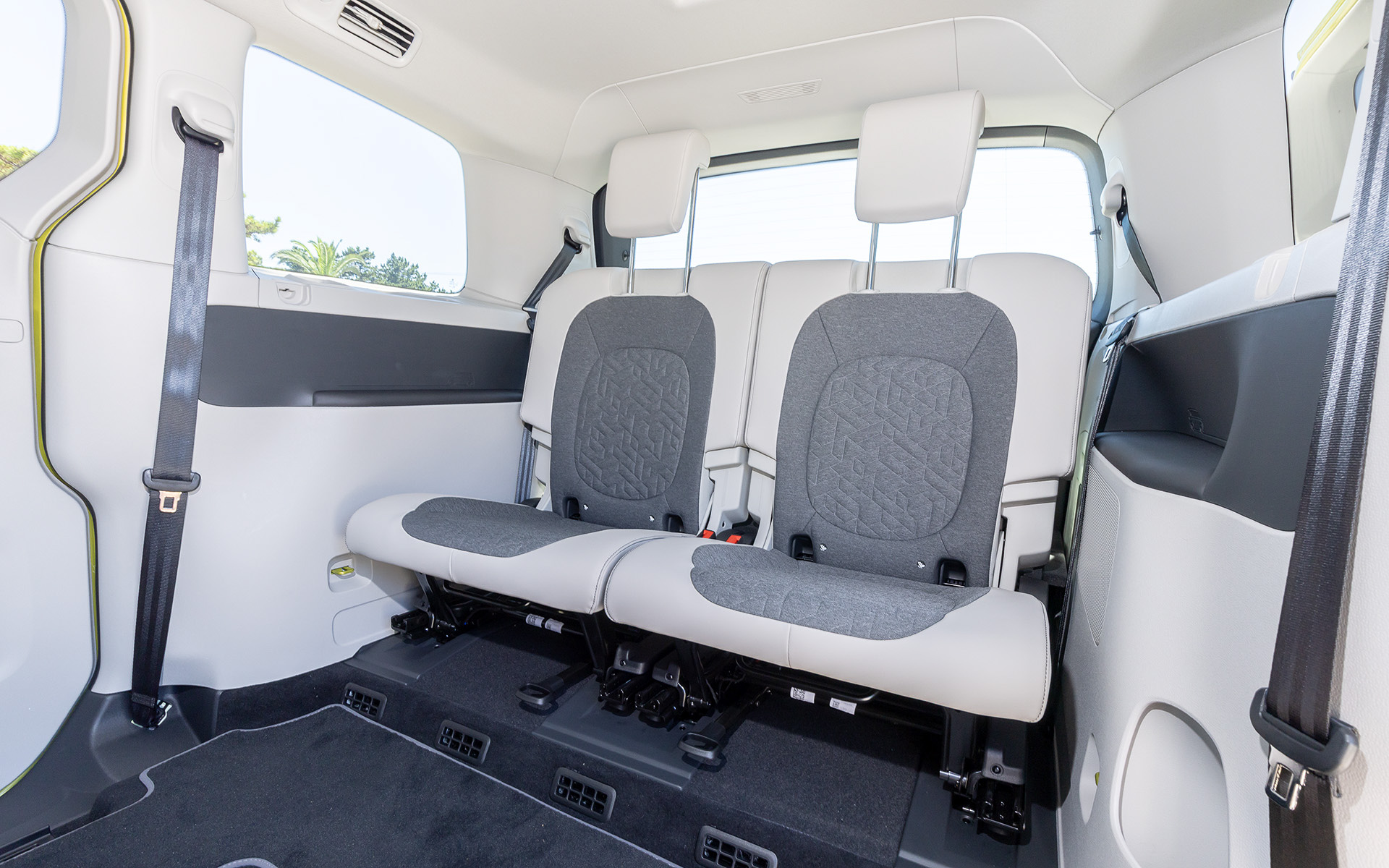 「Pro Long Wheelbase」のインテリア。ワンタッチ操作で遮光が可能なパノラマガラスルーフやプレミアムサウンドシステム“Harman Kardon”を組み合わせた「ラグジュアリーパッケージ」（29万7000円）を装着する。走行モードは「エコ」「コンフォート」「スポーツ」「カスタム」から選択可能