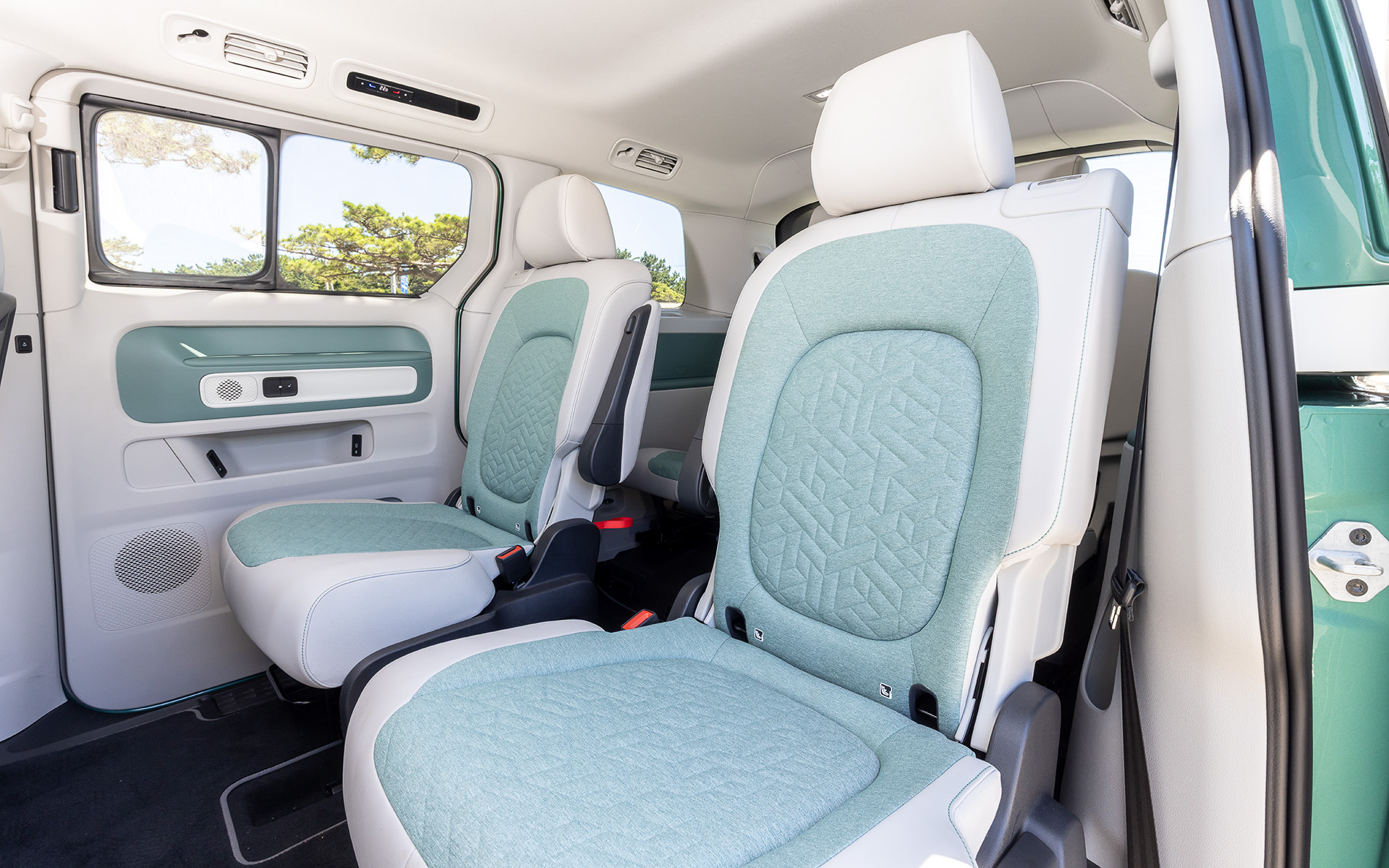 「Pro」の2列目と3列目。ProにはLEDマトリックスヘッドライト“IQ. LIGHT”や運転席/助手席にリラクゼーション機能を備えたパワーシート、3ゾーンフルオートエアコンディショナー（運転席/助手席/後席独立調整）、シートヒーター（2列目左右）といった快適装備をパッケージとした「アップグレードパッケージ」（70万円）を用意