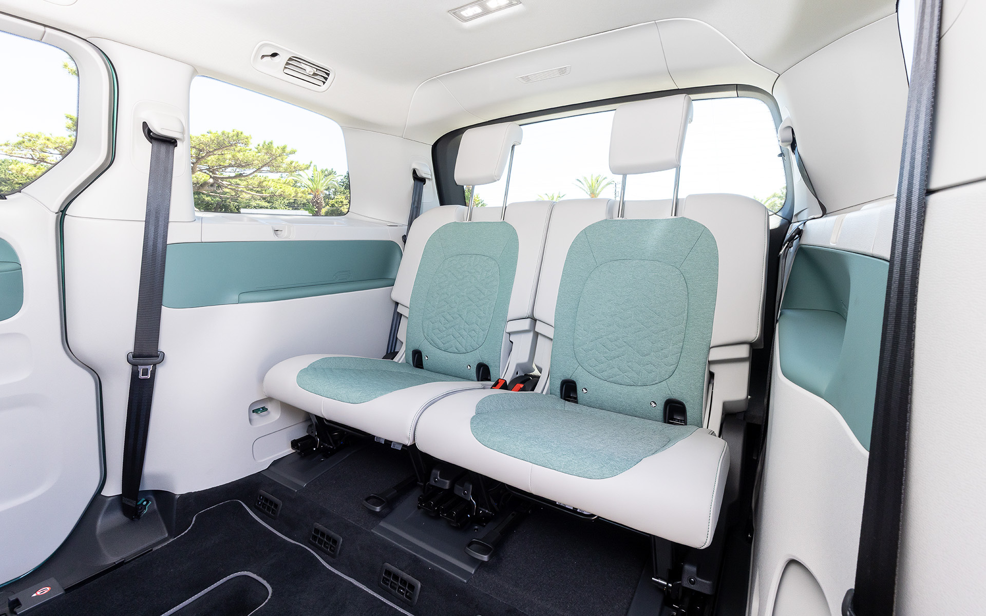 「Pro」の2列目と3列目。ProにはLEDマトリックスヘッドライト“IQ. LIGHT”や運転席/助手席にリラクゼーション機能を備えたパワーシート、3ゾーンフルオートエアコンディショナー（運転席/助手席/後席独立調整）、シートヒーター（2列目左右）といった快適装備をパッケージとした「アップグレードパッケージ」（70万円）を用意