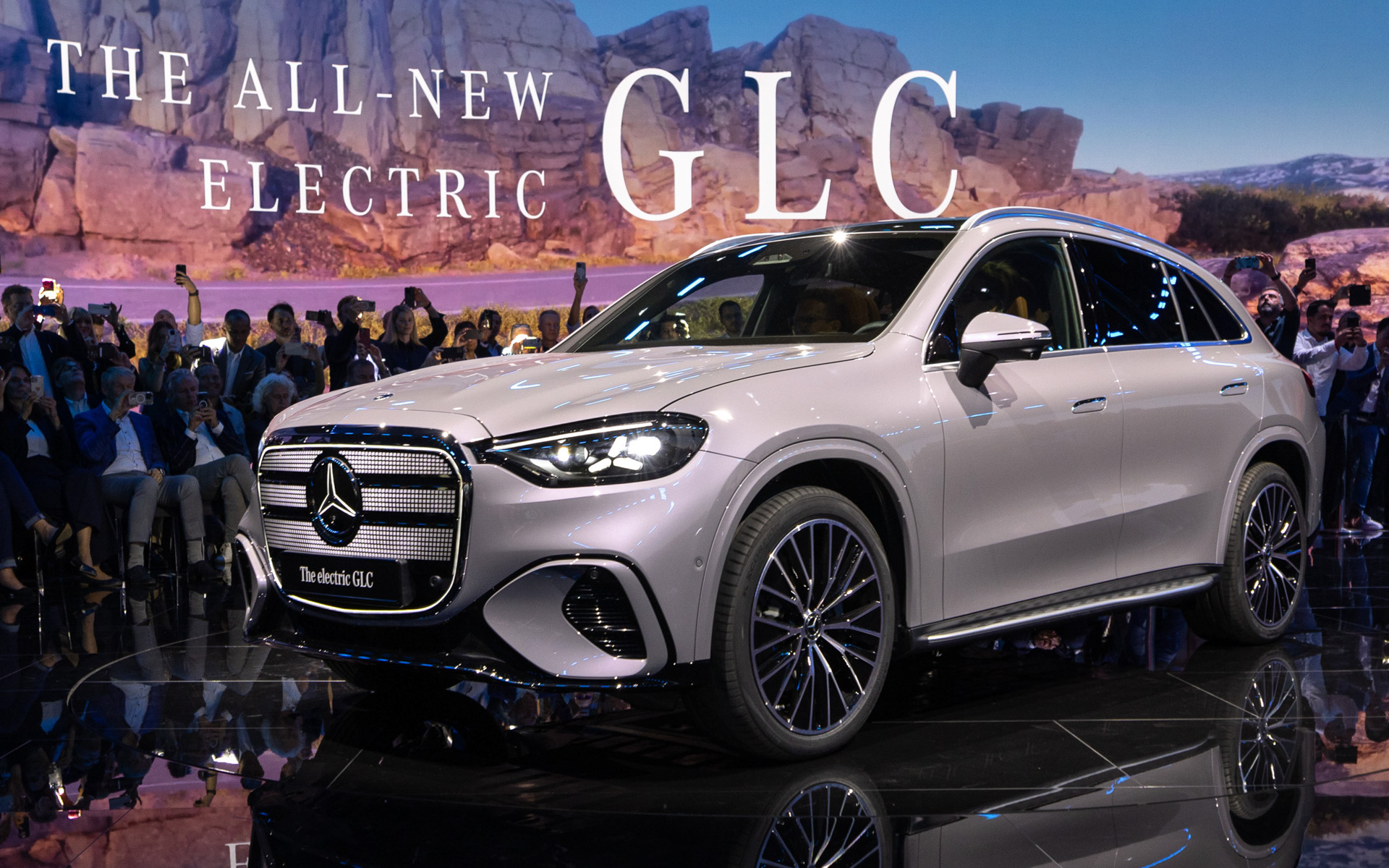 IAAモビリティ2025の前夜祭イベントで公開された新型EV「GLC」。表情を一新したデザインで登場する