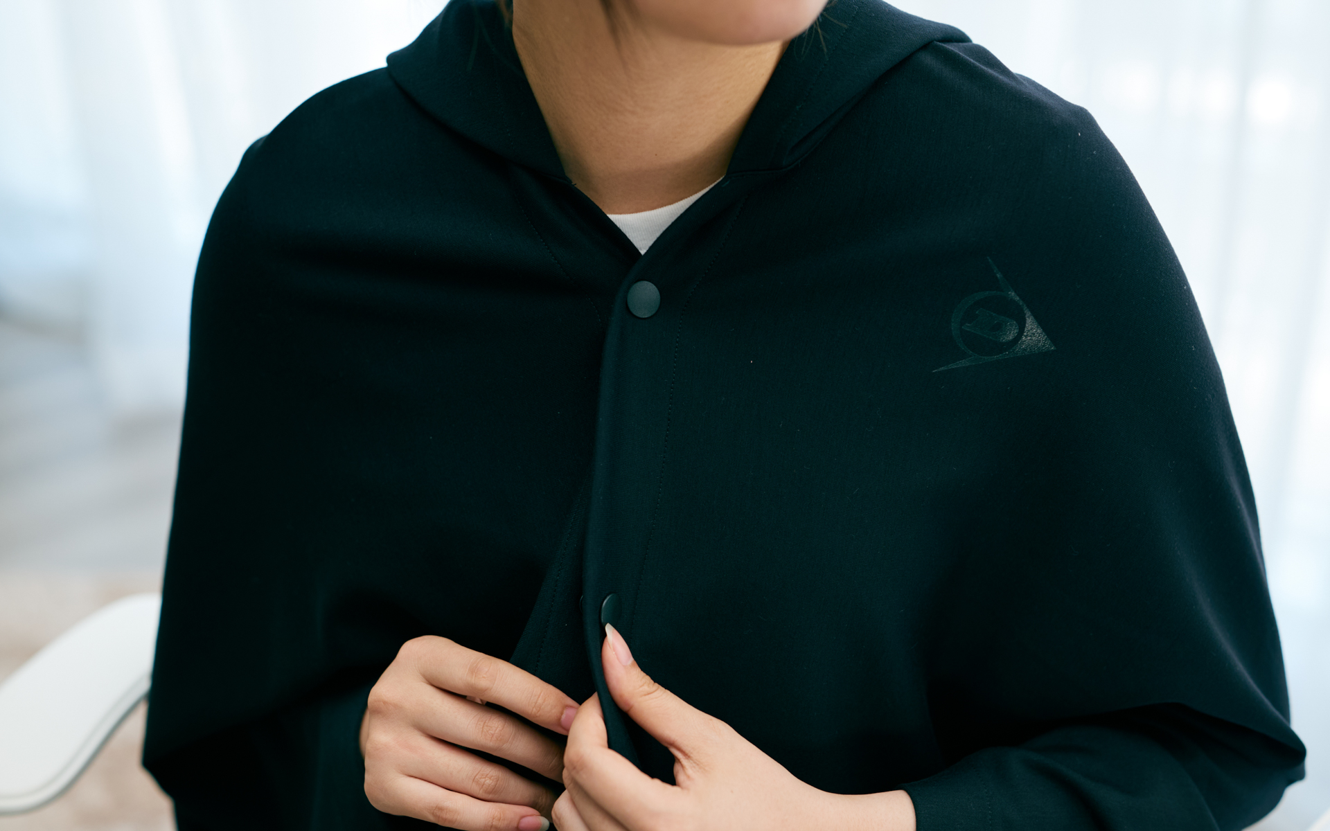 正面のスナップボタン仕様により、プレー中にもズレ落ちにくい仕様