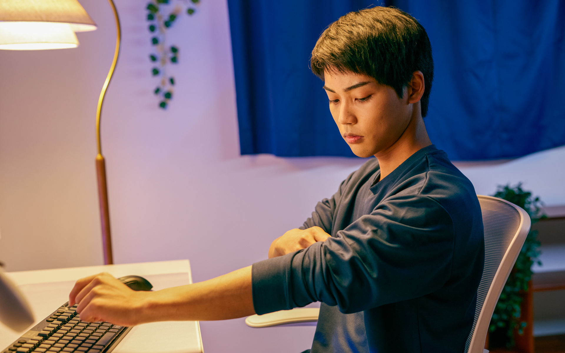 トップスは腕まくりをしてもかさ張りにくく、プレーを妨げない