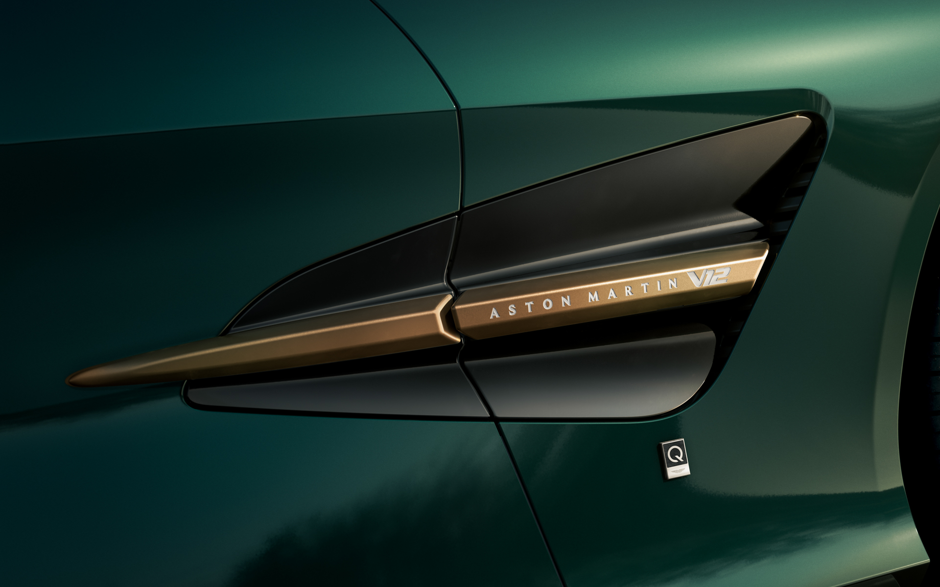 サイドストレーキのすぐ下にあるQ by Aston Martinのエナメルバッヂもヴォランテ60周年エディション仕様。左がヴァンキッシュ ヴォランテ、右がDB12 ヴォランテ