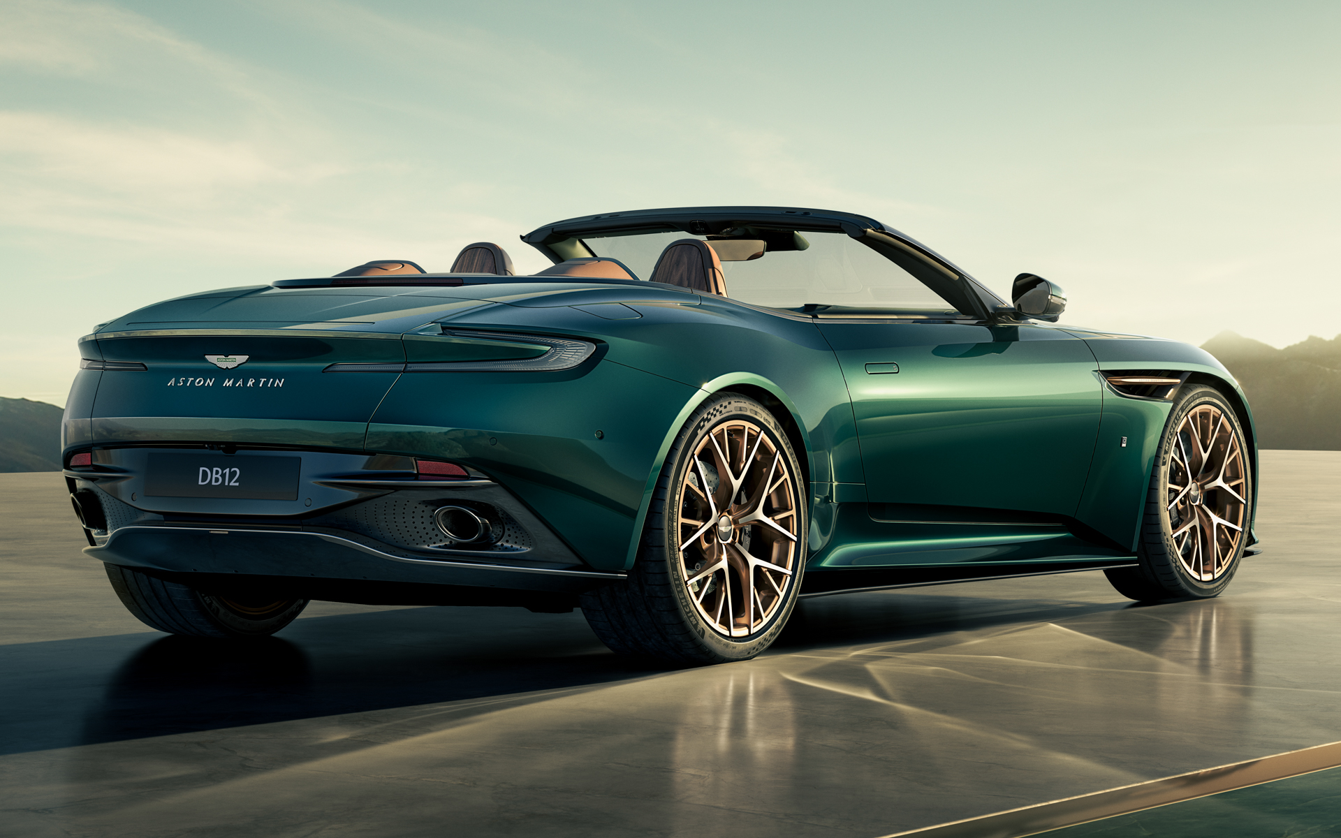 DB12 ヴォランテは、最高出力680PS、最大トルク800Nmを発生するハンドビルドのV型8気筒4.0リッターツインターボエンジンを搭載。最高速度202mph（325km/h）、0-100km/h加速3.6秒を実現