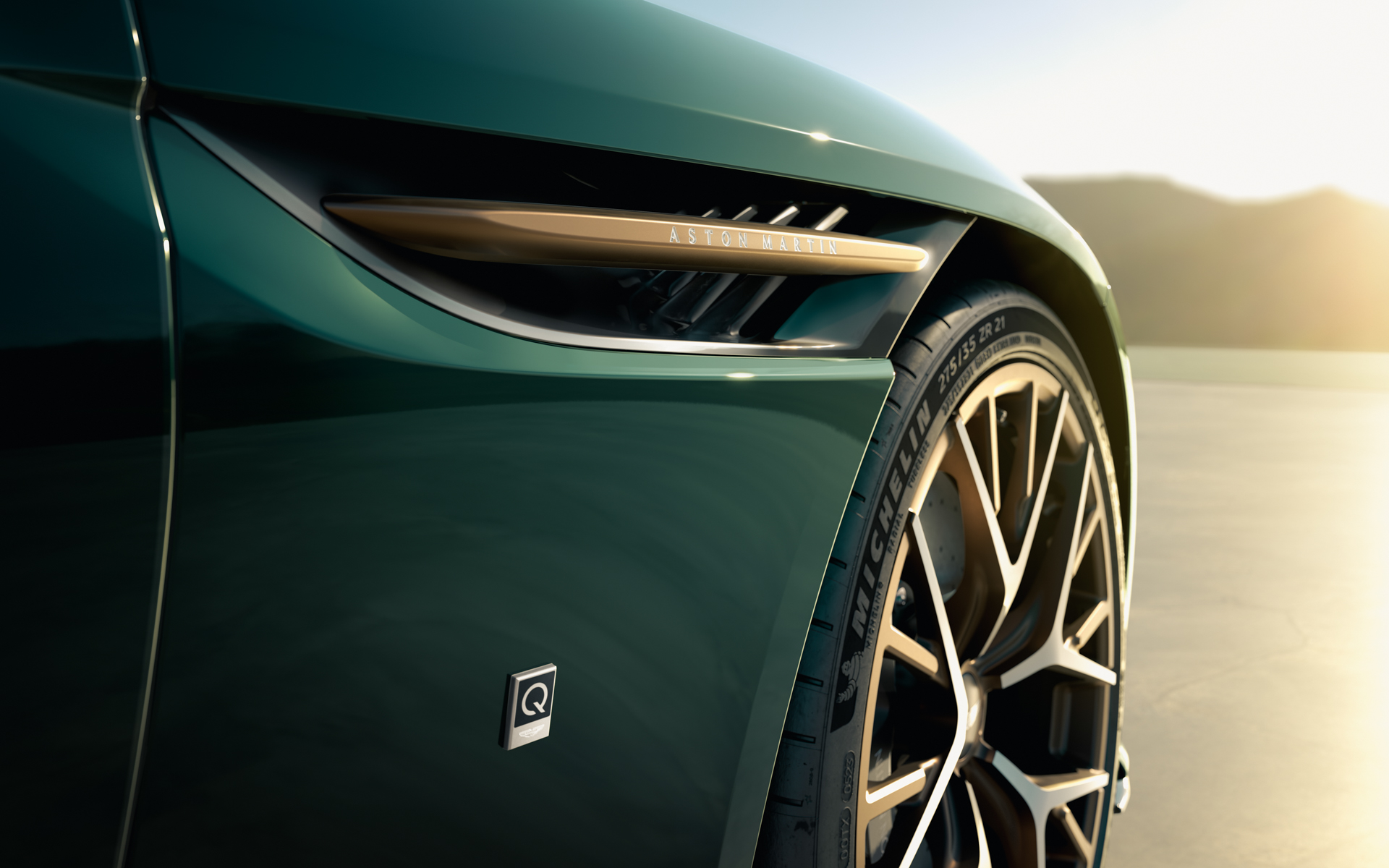 サイドストレーキのすぐ下にあるQ by Aston Martinのエナメルバッヂもヴォランテ60周年エディション仕様。左がヴァンキッシュ ヴォランテ、右がDB12 ヴォランテ