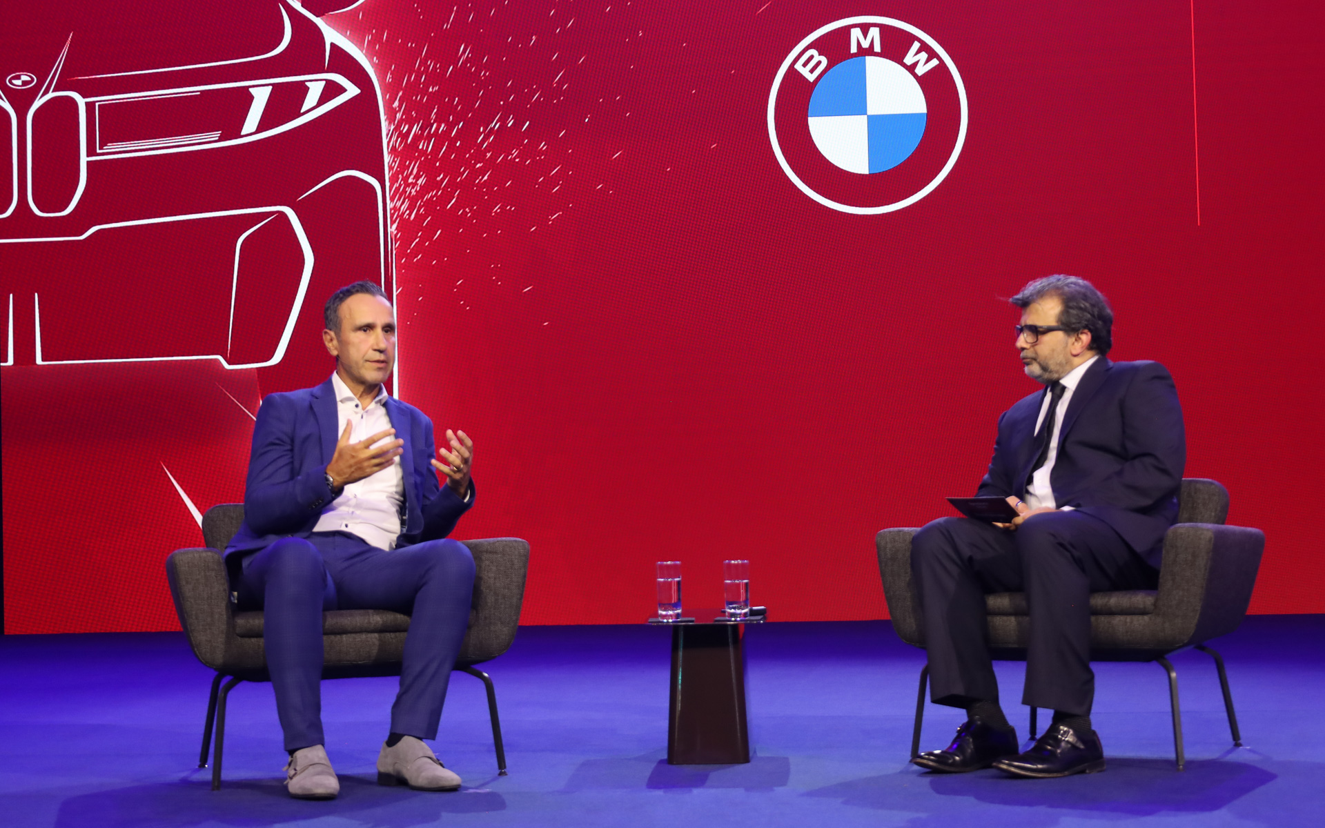 クアルコムのGroup General Manager, Automotive and Industrial & Embedded IoTのNakul Duggal氏、BMWグループのSenior Vice President Driving Experience Mihiar Ayoubi氏によるトークセッションが開催された