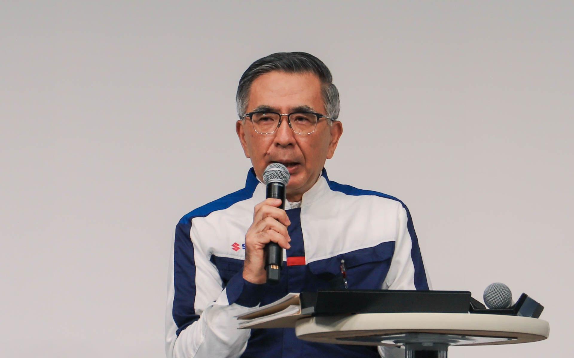 質問に回答する鈴木社長