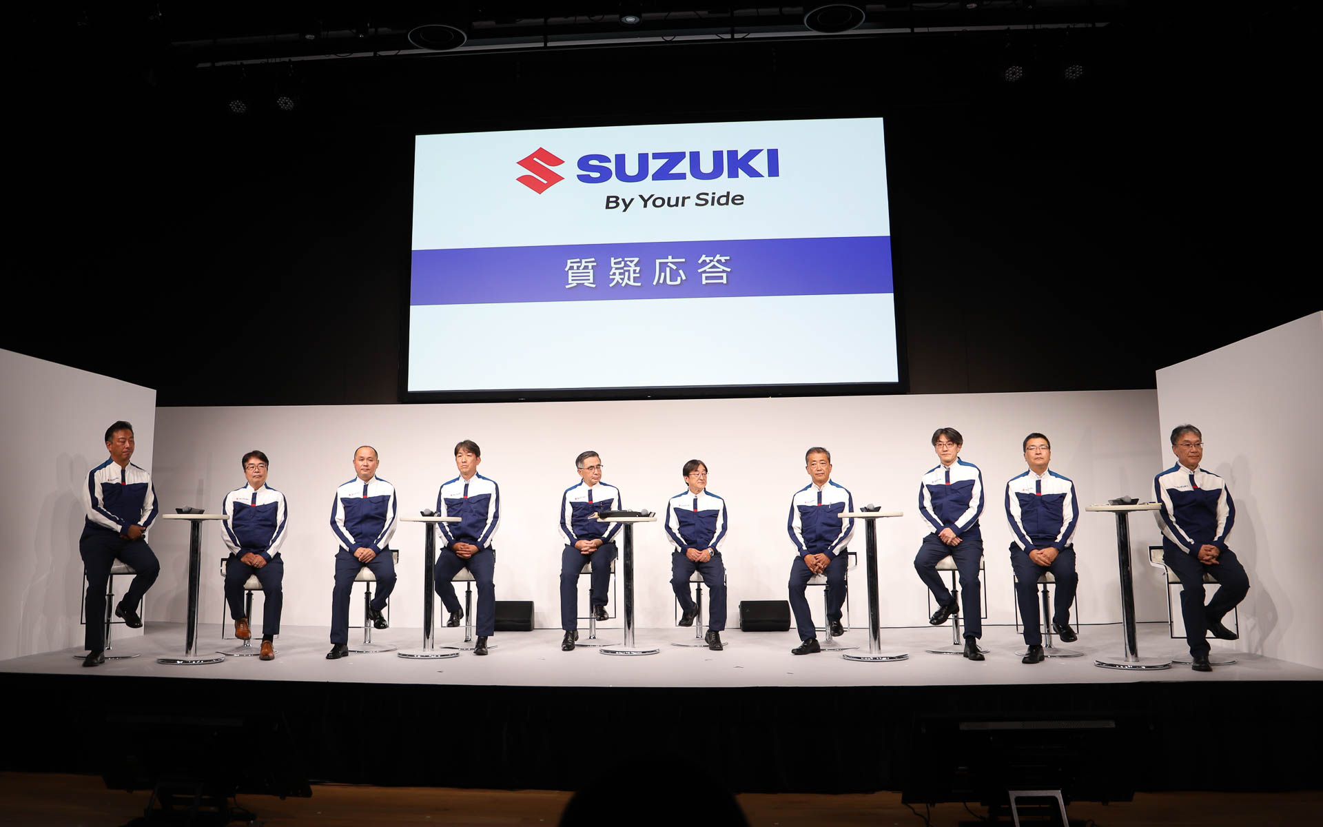 質疑応答では役員、各部署の本部長が登壇。それぞれの分野の質問に回答した