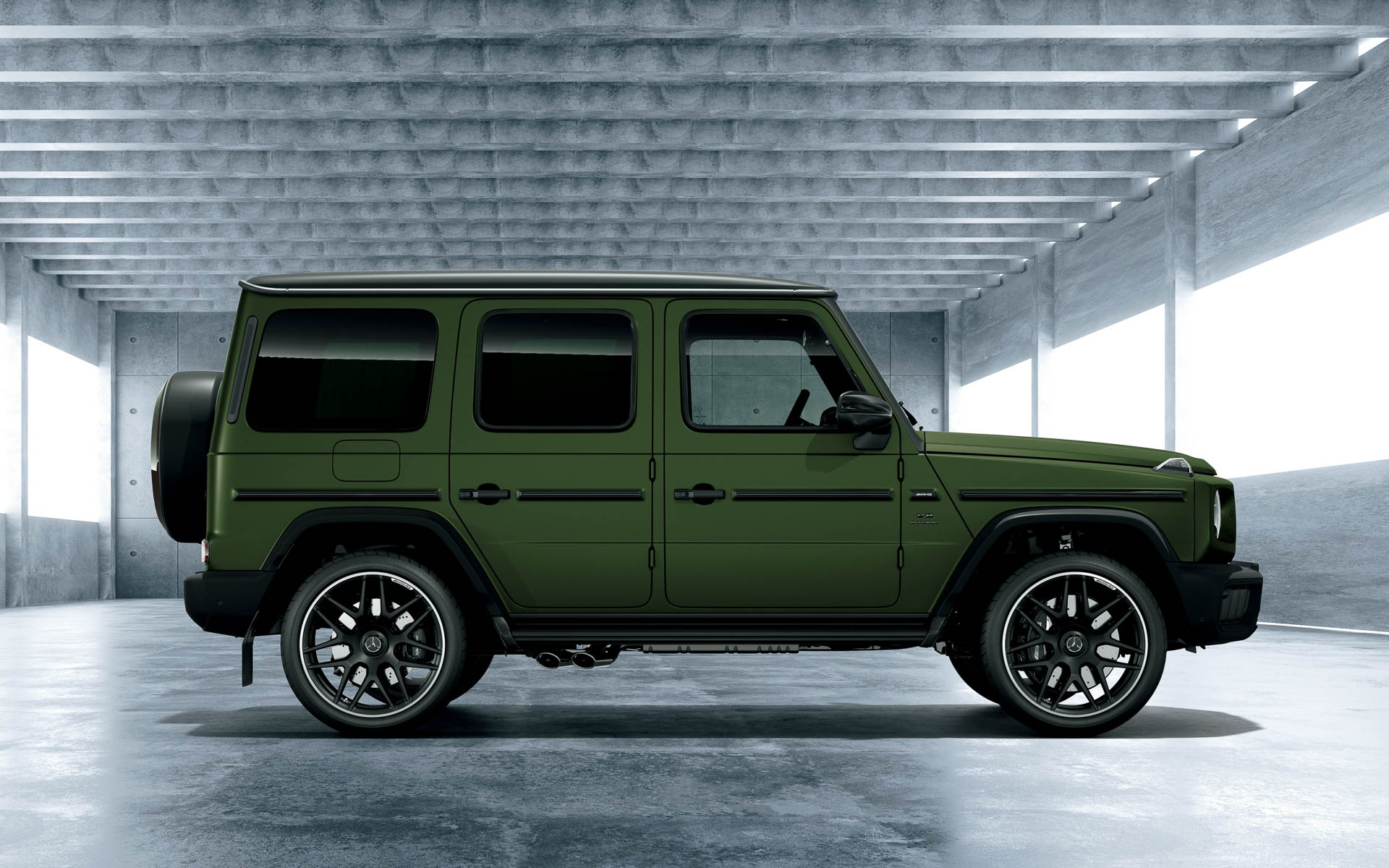 ボディカラー：MANUFAKTURオリーブマグノ（マット）、インテリアカラー：MANUFAKTURエスプレッソブラウン/ブラック