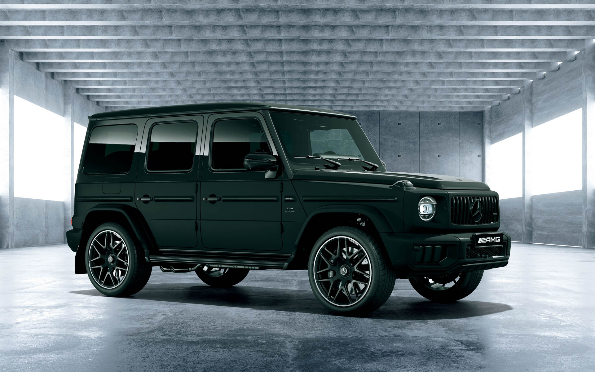 ボディカラー：MANUFAKTURナイトブラックマグノ（マット）、インテリアカラー：MANUFAKTURチタニウムグレー/ブラック