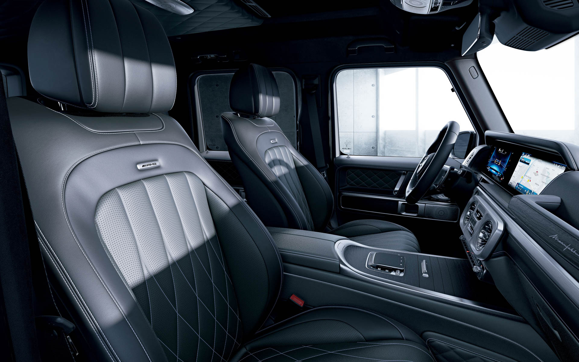 ボディカラー：MANUFAKTURナイトブラックマグノ（マット）、インテリアカラー：MANUFAKTURチタニウムグレー/ブラック