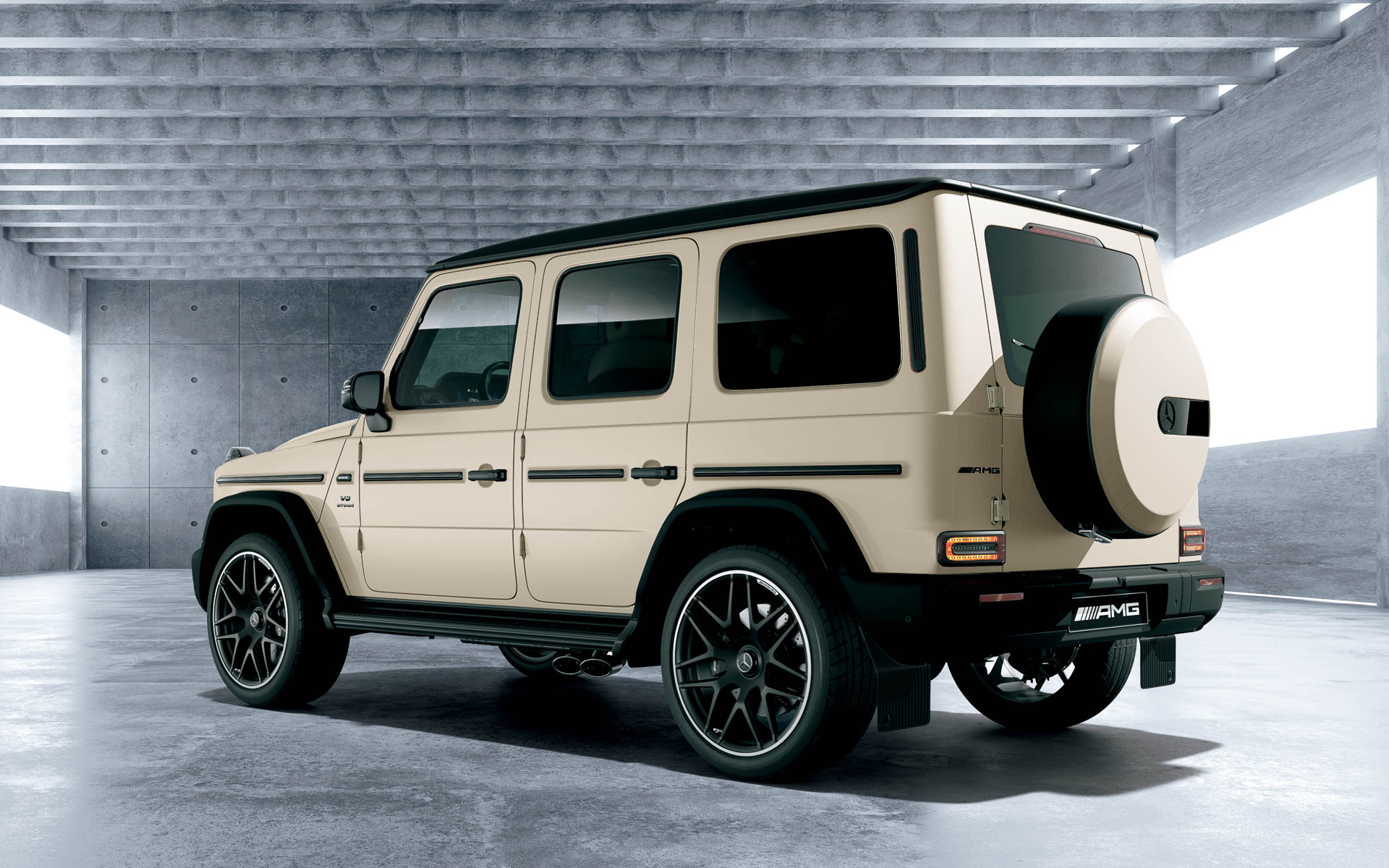 ボディカラー：MANUFAKTURカラハリゴールドマグノ（マット）、インテリアカラー：MANUFAKTURカタラーナベージュ/ブラック