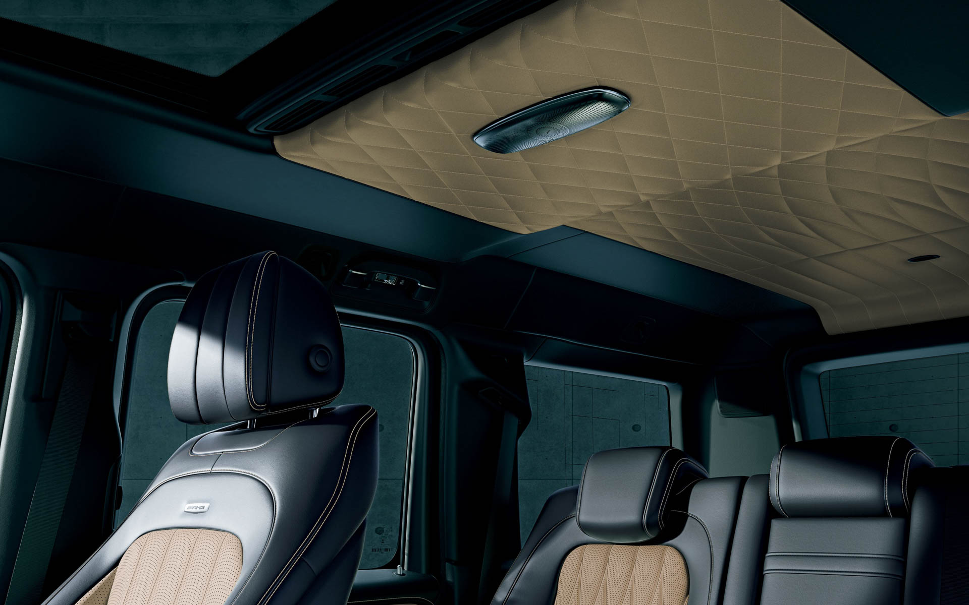 ボディカラー：MANUFAKTURカラハリゴールドマグノ（マット）、インテリアカラー：MANUFAKTURカタラーナベージュ/ブラック