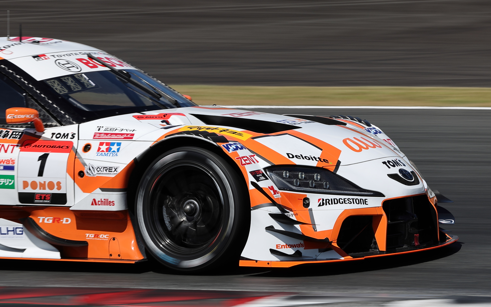 SUPER GTは自動車メーカーだけでなく、タイヤメーカーの競争の場でもある