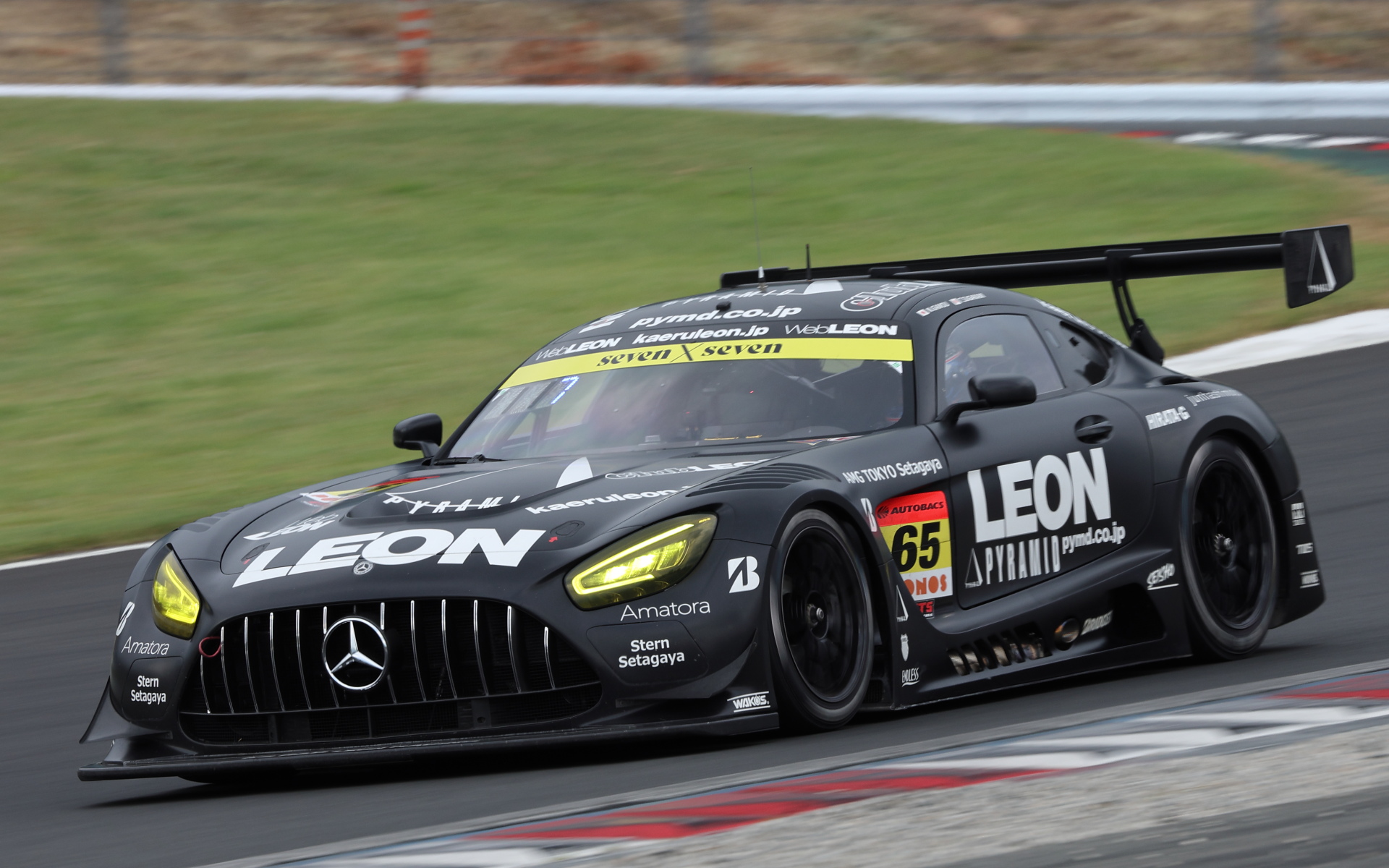 GT300のポイントリーダー65号車 LEON PYRAMID AMG（蒲生尚弥選手/菅波冬悟選手）