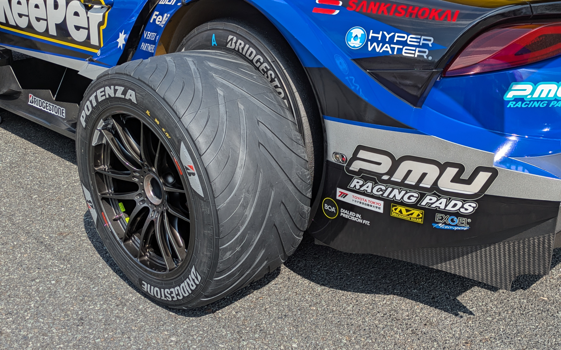 第3戦富士のスターティンググリッドでは、ゲリラ豪雨に備えてか、ウェットタイヤを用意しているチームも見られた